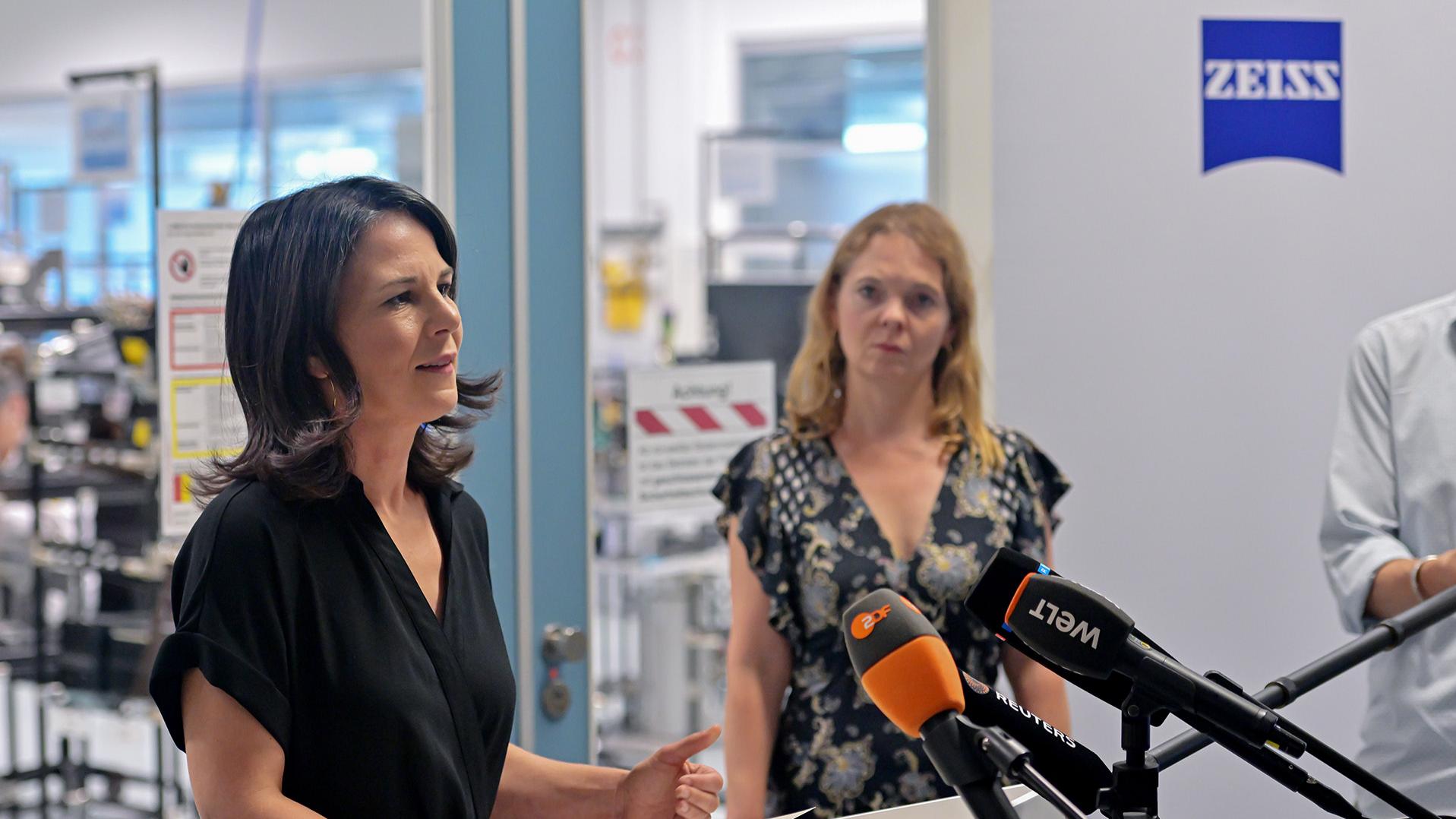 Annalena Baerbock, Bundesministerin des Auswärtigen Amtes der Bundesrepublik Deutschland, hat heute innerhalb ihrer Sommerreise ZEISS in Jena besucht.