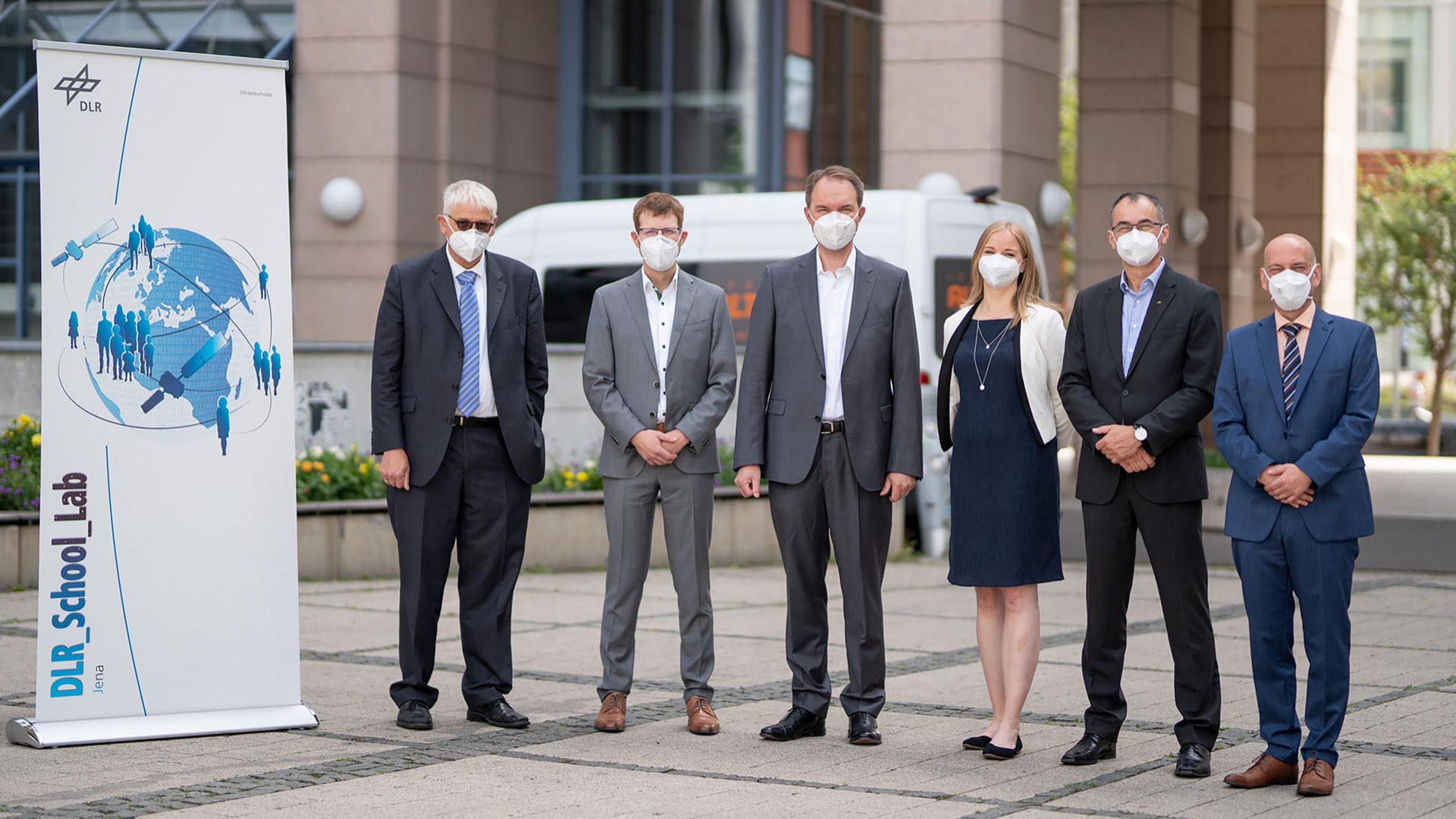 ZEISS stiftet drei Mikroskope an das neue DLR_School_Lab in Jena. Auf dem Foto zu sehen (von links): Prof. Dr. Hansjörg Dittus, Mitglied des DLR-Vorstands; Dr. Michael Albiez, Geschäftsführer der Carl Zeiss Microscopy GmbH; Dr. Ralf Kuschnereit, Executive Vice President Light & Optics bei Jenoptik; Dr. Carolin Altmann, Leiterin des DLR_School_Lab Jena; Andreas Peter, stellvertretender Leiter der DLR-Standorte Ost; Prof. Dr.-Ing. Joachim Denzler, Institutsdirektor des DLR-Instituts für Datenwissenschaften.