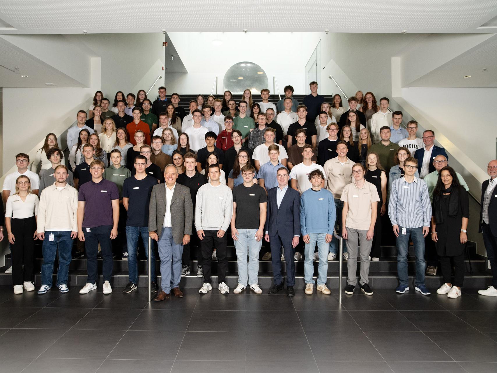 Außerdem starten 82 dual Studierende in betriebswirtschaftlichen, technischen oder IT-Studiengängen in ihre Zukunft am Hauptsitz.