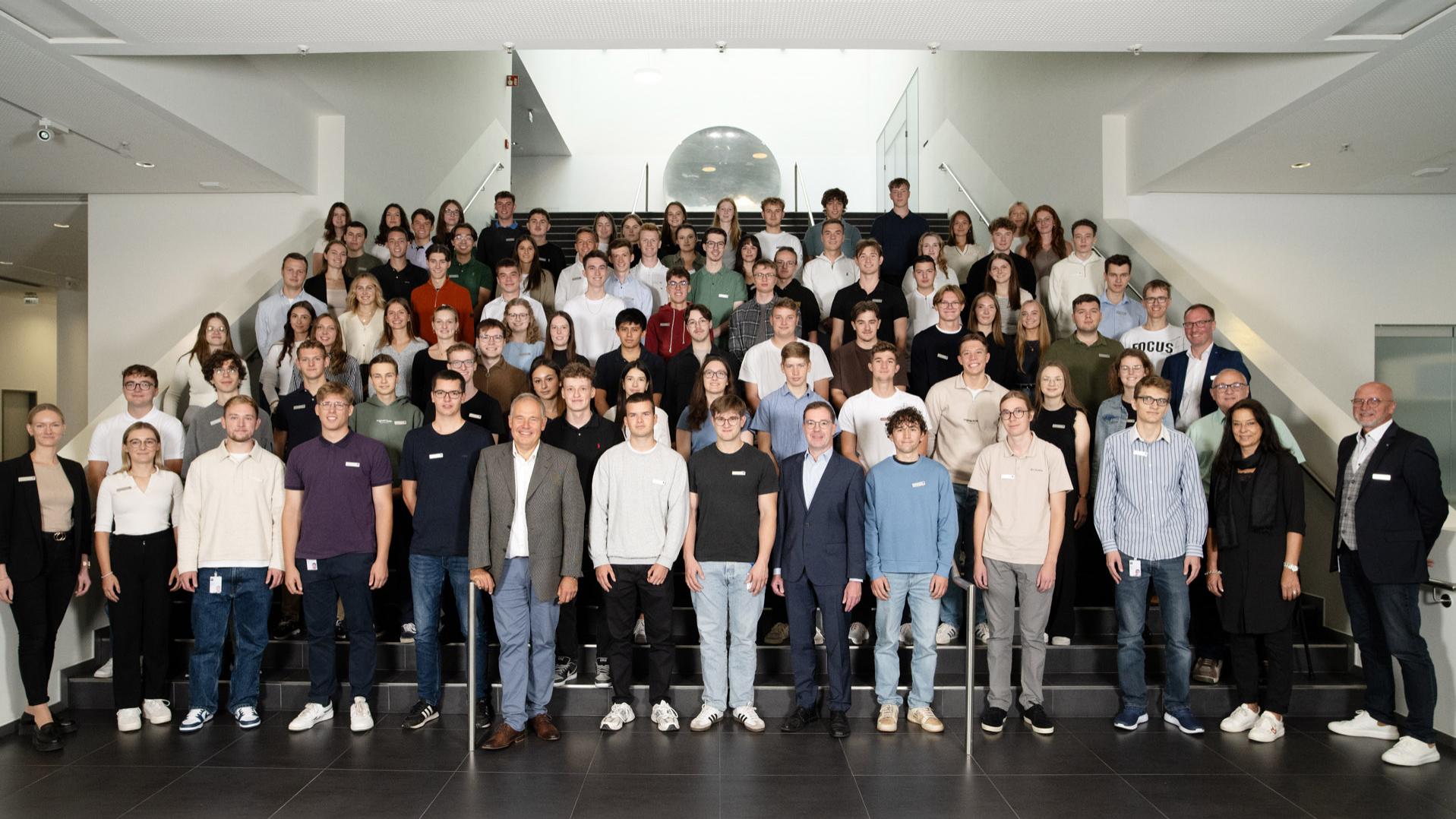 Außerdem starten 82 dual Studierende in betriebswirtschaftlichen, technischen oder IT-Studiengängen in ihre Zukunft am Hauptsitz.