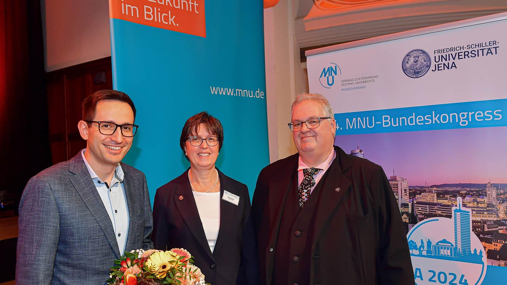 Dr. Michelangelo Masini Leiter Research and Technology von ZEISS, mit Birgit Eisner und Frank Herrmann, Vorsitzender des MNU (v.l) bei der Eröffnungsfeier des 114. MNU-Bundeskongress