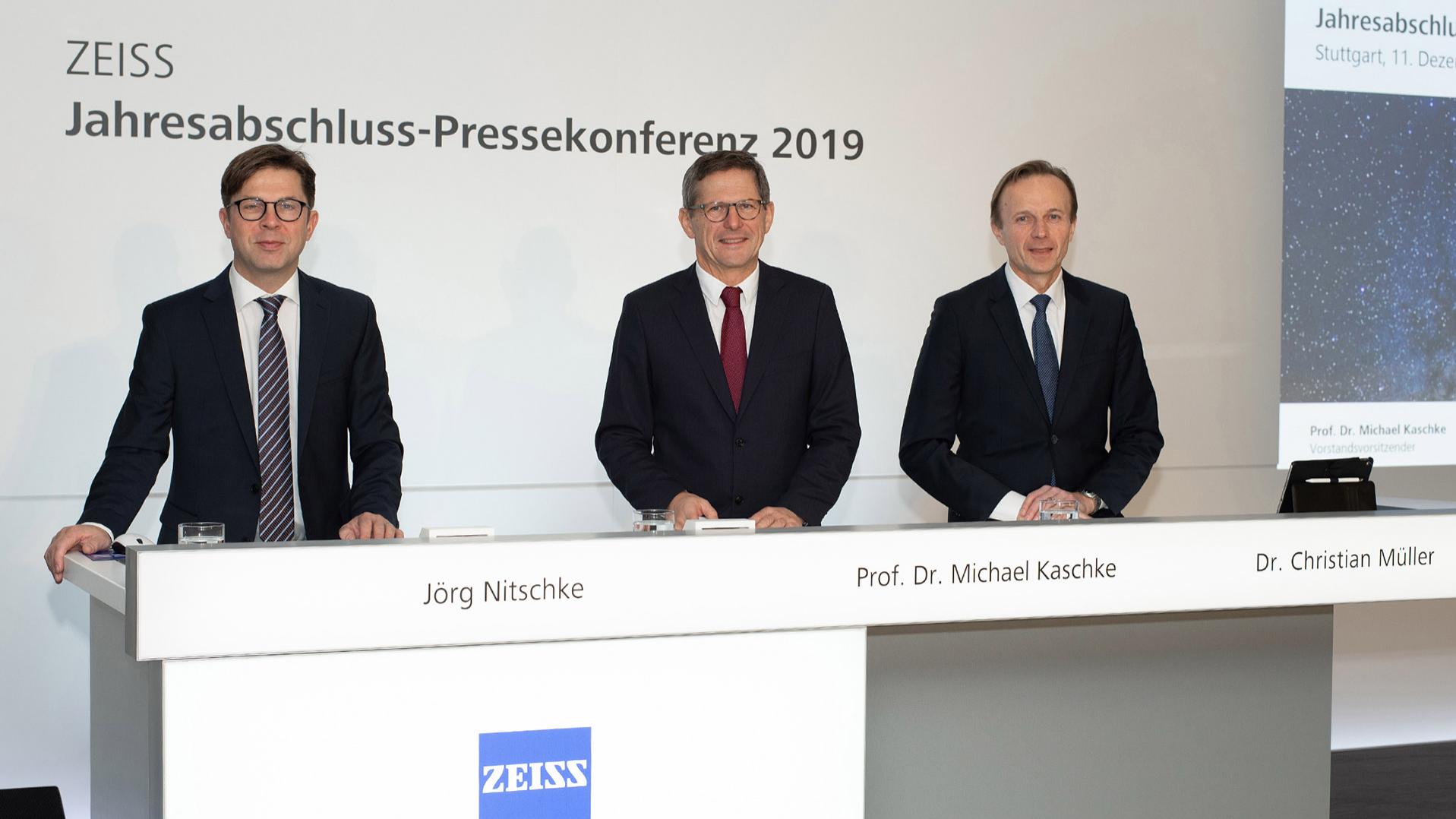 Dr. Christian Müller, Finanzvorstand der ZEISS Gruppe, Prof. Dr. Michael Kaschke, Vorstandsvorsitzender der ZEISS Gruppe und Jörg Nitschke, Pressesprecher der ZEISS Gruppe bei der Jahresabschluss-Pressekonferenz in Stuttgart (von rechts nach links)