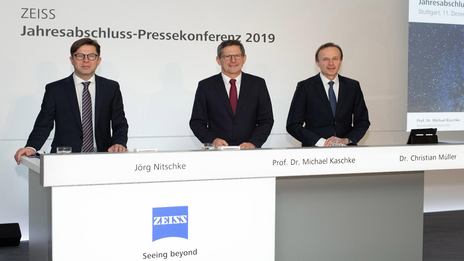 Dr. Christian Müller, Finanzvorstand der ZEISS Gruppe, Prof. Dr. Michael Kaschke, Vorstandsvorsitzender der ZEISS Gruppe und Jörg Nitschke, Pressesprecher der ZEISS Gruppe bei der Jahresabschluss-Pressekonferenz in Stuttgart (von rechts nach links)