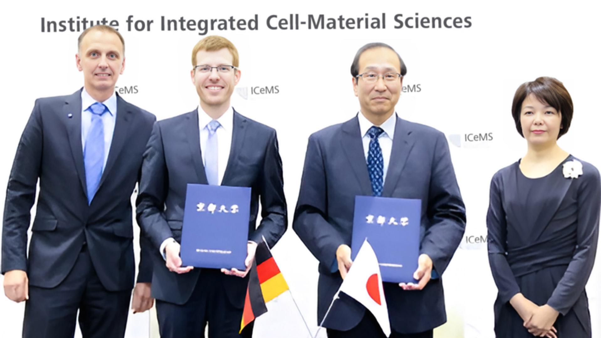 Dr. Bernhard Zimmermann, Leiter Mikroskopie in den Lebenswissenschaften bei ZEISS, und Dr. Michael Albiez, Leiter ZEISS Research Microscopy Solutions, zusammen mit iCeMS-Direktor Prof. Susumu Kitagawa und stellvertretende Direktorin Prof. Mineko Kengaku bei der Eröffnung des ZEISS-iCeMS Innovation Core im Jahr 2019.