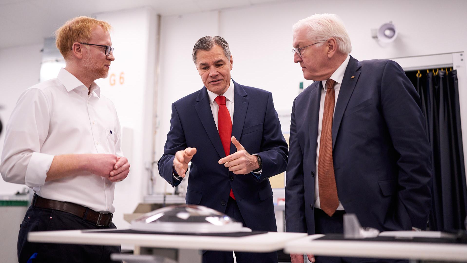 Bundespräsident Frank-Walter Steinmeier besucht Hochleistungs-Optikfertigung von ZEISS in Jena: Tobias Ziegan, Leiter der Optikfertigung bei ZEISS in Jena, Dr. Karl Lamprecht, Vorstandsvorsitzender der ZEISS Gruppe, Bundespräsident (v.l.)