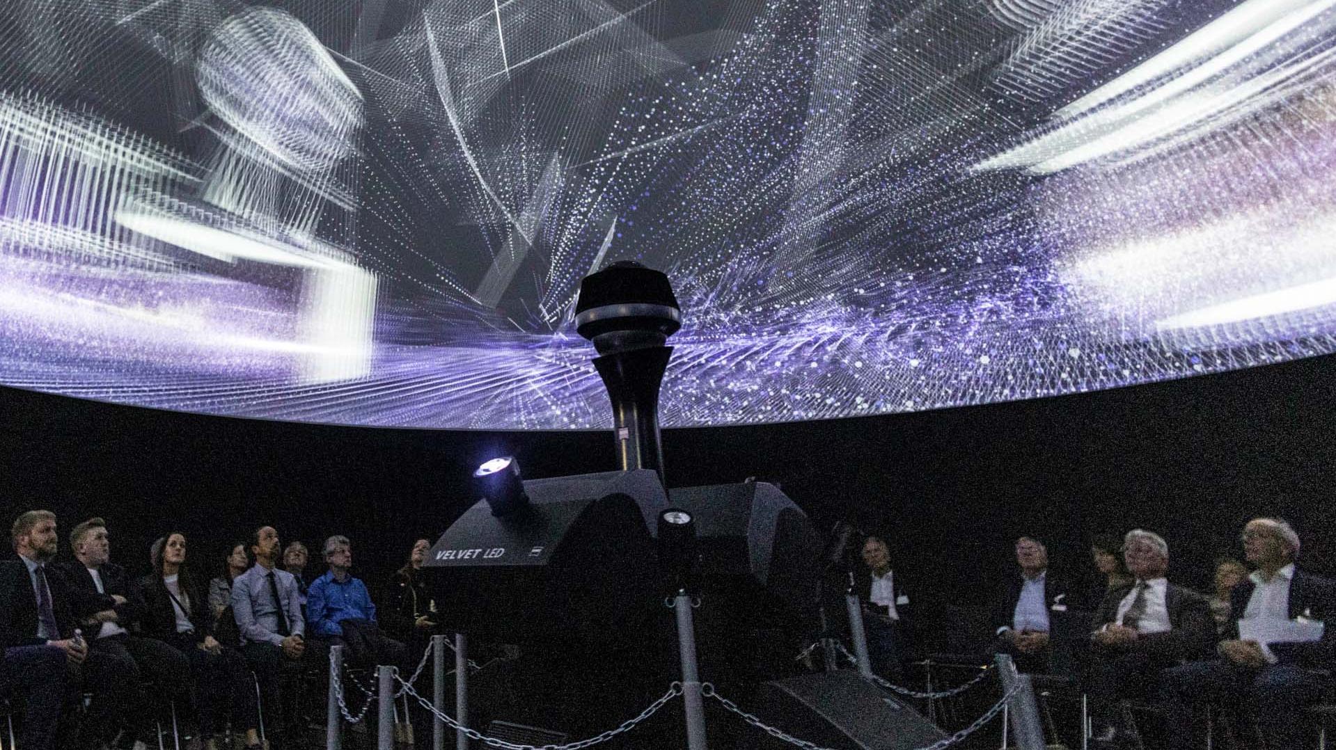Sternhimmel in der Planetariumskuppel mit Menschen.