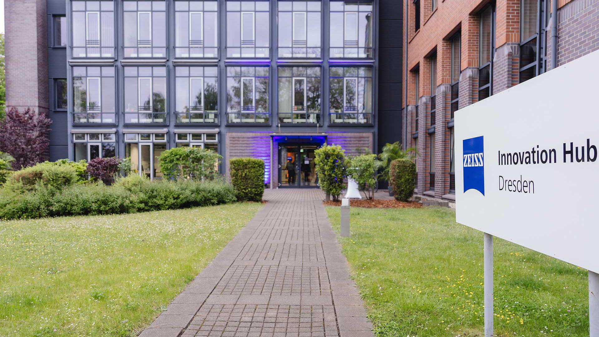 Der ZEISS Innovation Hub Dresden ist in ein Gebäude in der Blasewitzer Straße direkt gegenüber dem Campus des Universitätsklinikums Carl Gustav Carus Dresden gezogen.