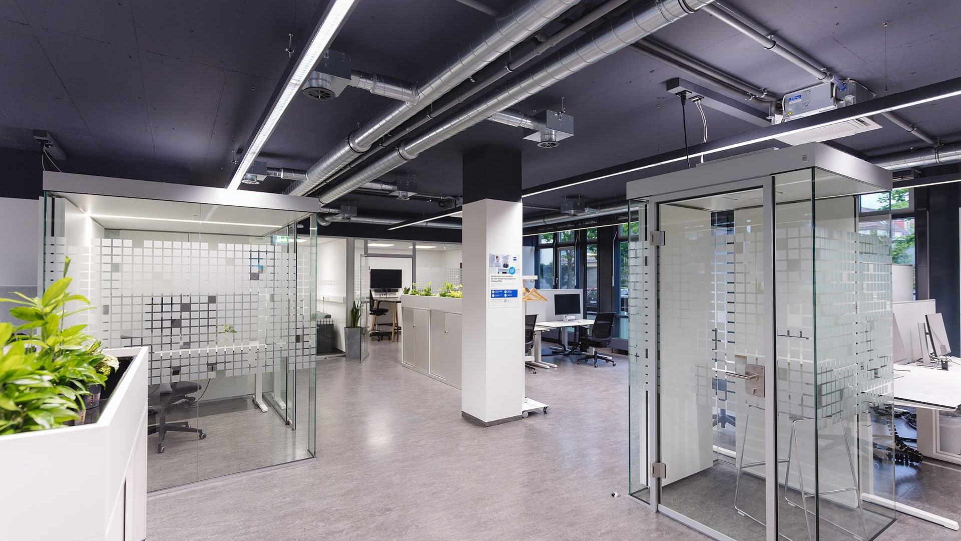 Auf einer Fläche von rund 700 Quadratmetern befinden sich im neuen ZEISS Innovation Hub Dresden moderne Arbeitsplätze und Labore.