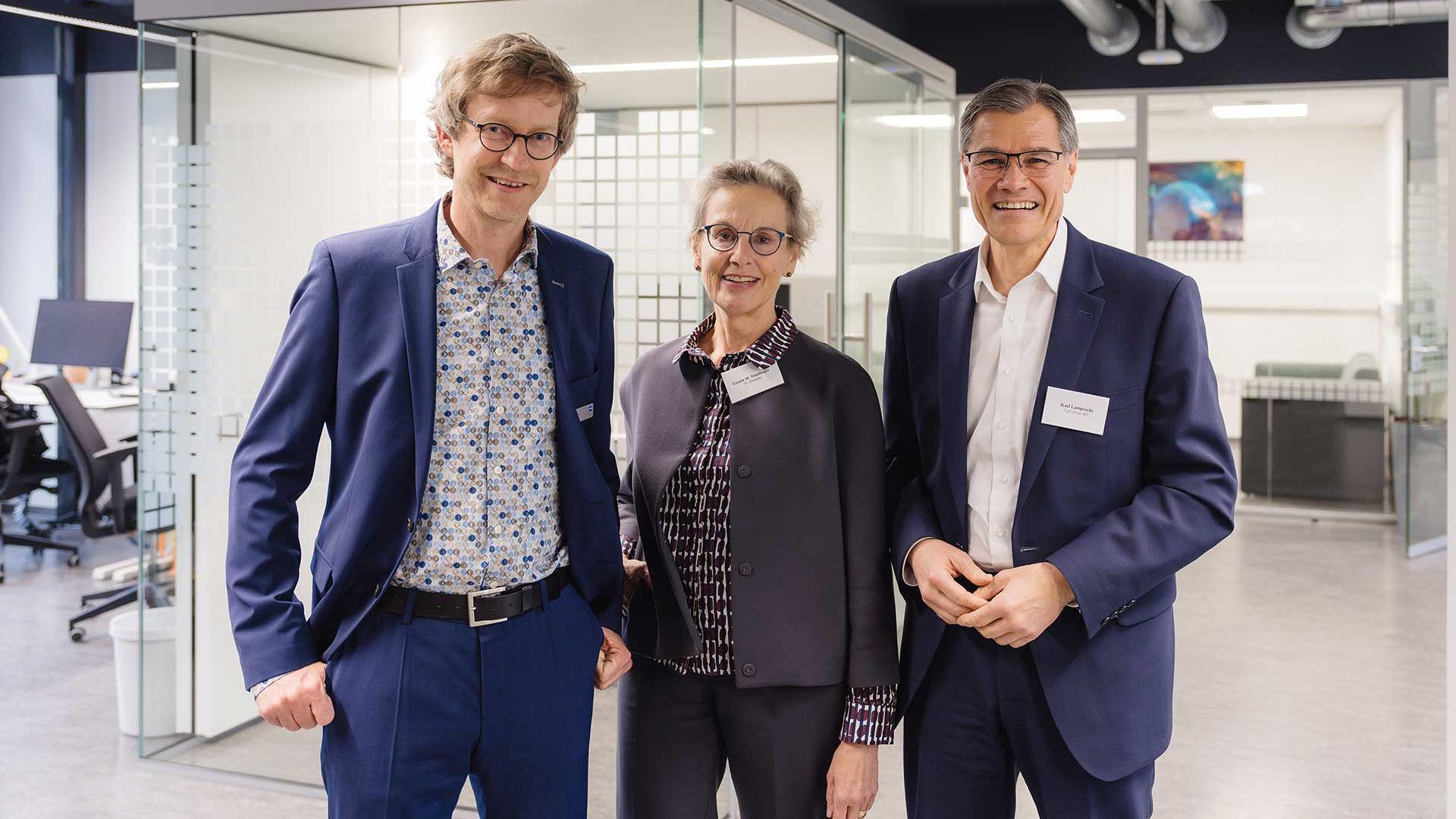 Dr. Kai Wicker, Leiter des ZEISS Innovation Hub Dresden, Prof. Dr. Ursula M. Staudinger, Rektorin der Technischen Universität Dresden, und Dr. Karl Lamprecht, Vorstandsvorsitzender von ZEISS, (v.l.) bei der feierlichen Eröffnung der neuen Räumlichkeiten des ZEISS Innovation Hubs Dresden.