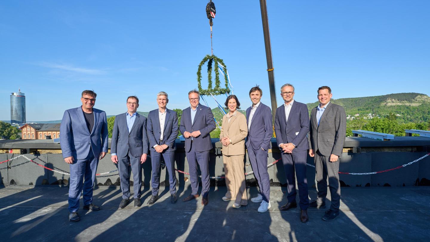 Gruppenaufnahme der zum Richtfest des HTSJ eingeladenen Personen