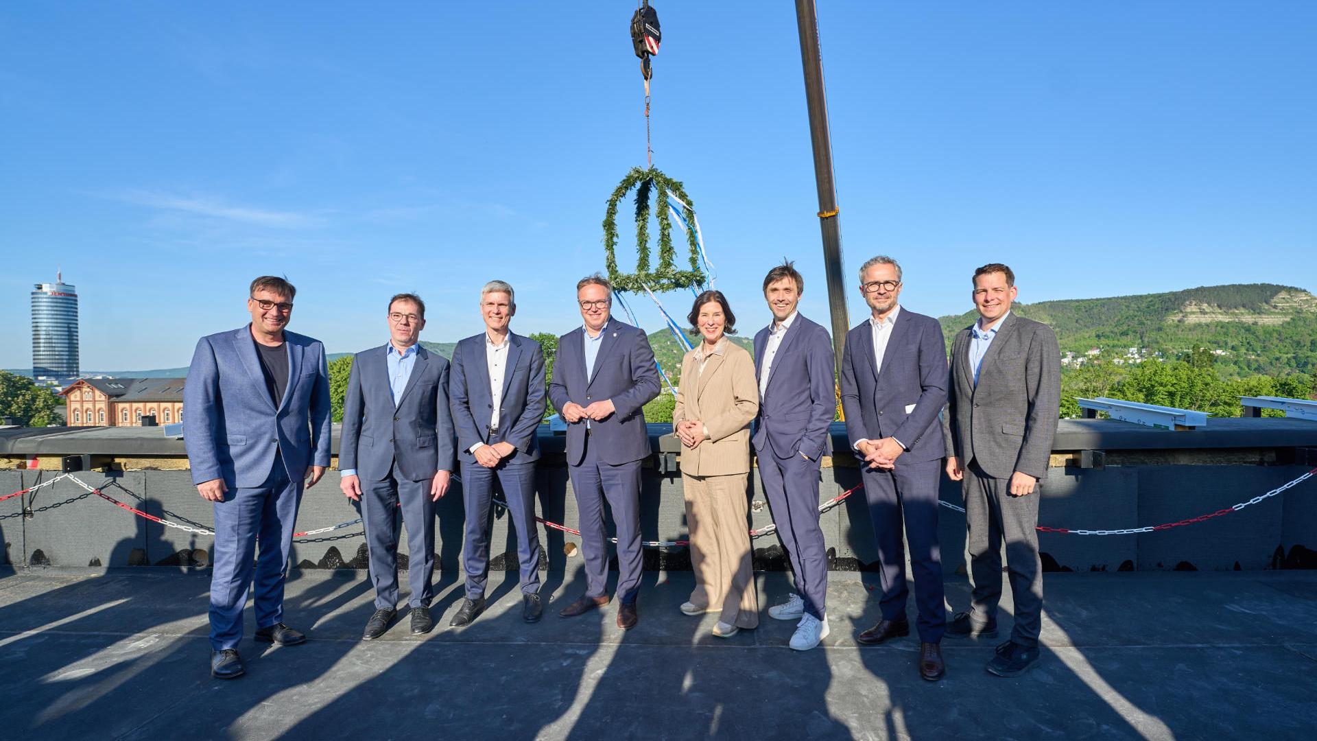 Gruppenaufnahme der zum Richtfest des HTSJ eingeladenen Personen