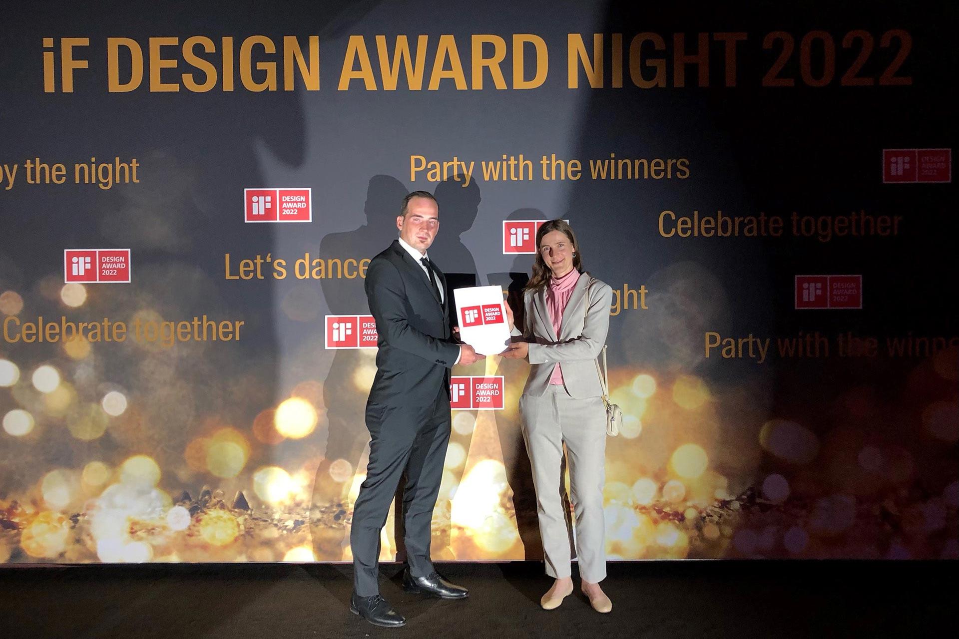 Maximilian Näther, Designer des CYGUS® von ZEISS, und Produktmanagerin Dr. Marianne Heilmann mit der Urkunde bei der Preisverleihung des iF Design Awards in Berlin.