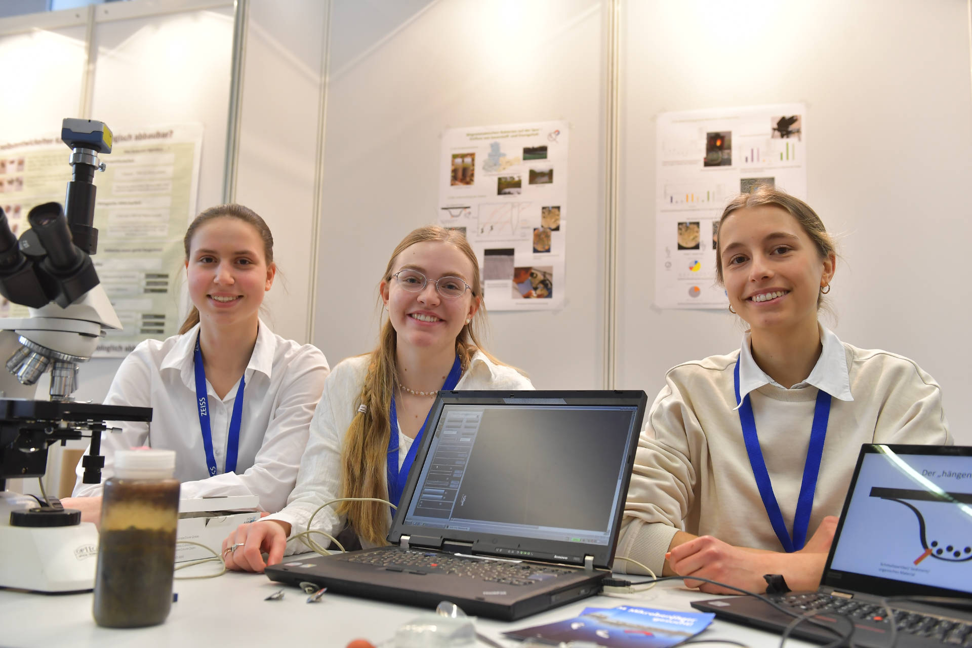 Malena Elisa Böttcher, Marie Harzendorf und Anouk Bochmann belegten den ersten Platz des Regionalwettbewerbs Jena von Jugend forscht 2024 im Bereich Biologie für ihr Projekt "Magnetotaktischen Bakterien auf der Spur - Einfluss von Sauerstoff- und Eisengehalt"
