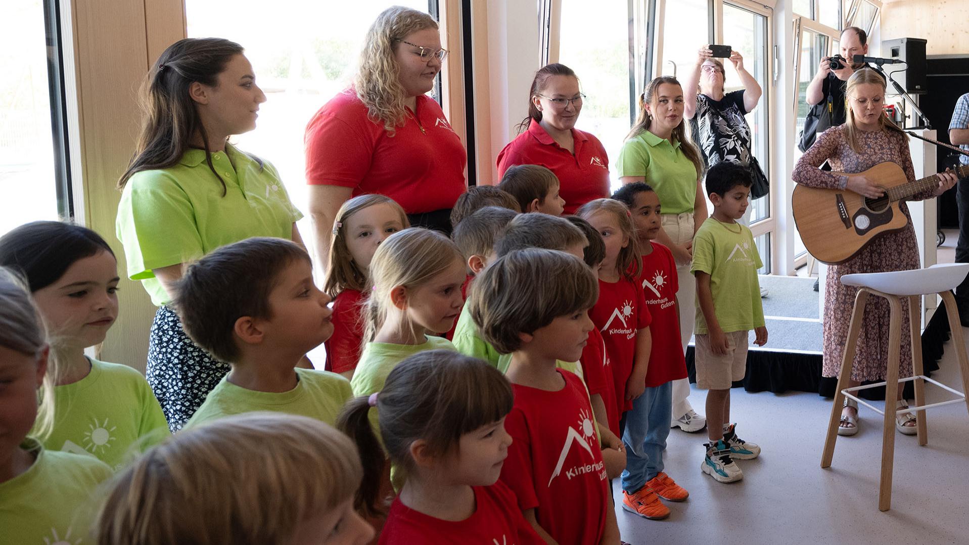 Zum Auftakt der feierlichen Eröffnung sangen Kinder aus dem Kinderhaus Gutenbach, Oberkochen.