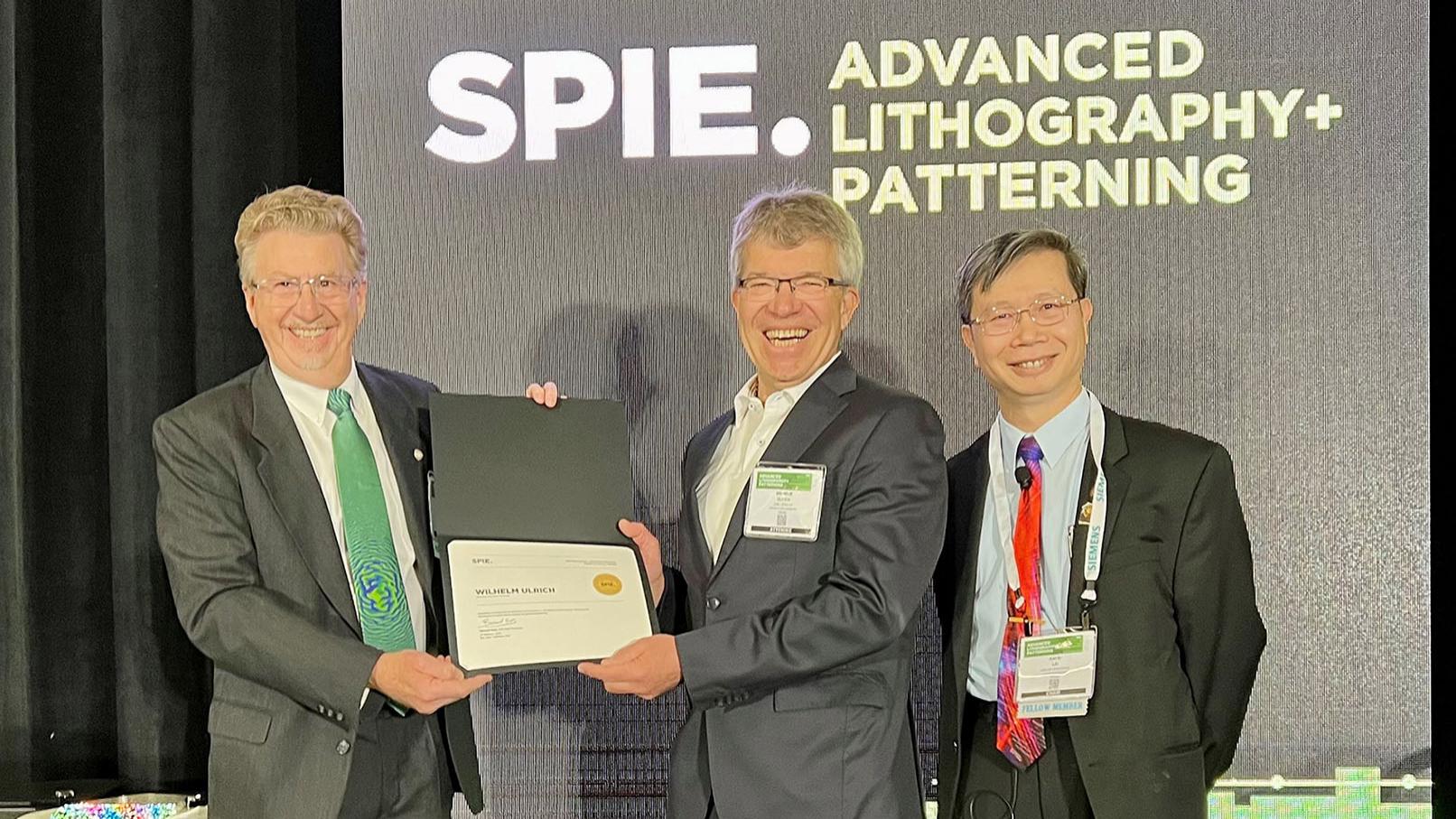 Willi Ulrich, ehemaliger ZEISS Mitarbeitender, ist mit dem Rudolf and Hilda Kingslake Award in Optical Design 2023 der Internationalen Gesellschaft für Optik und Photonik (SPIE) ausgezeichnet worden.