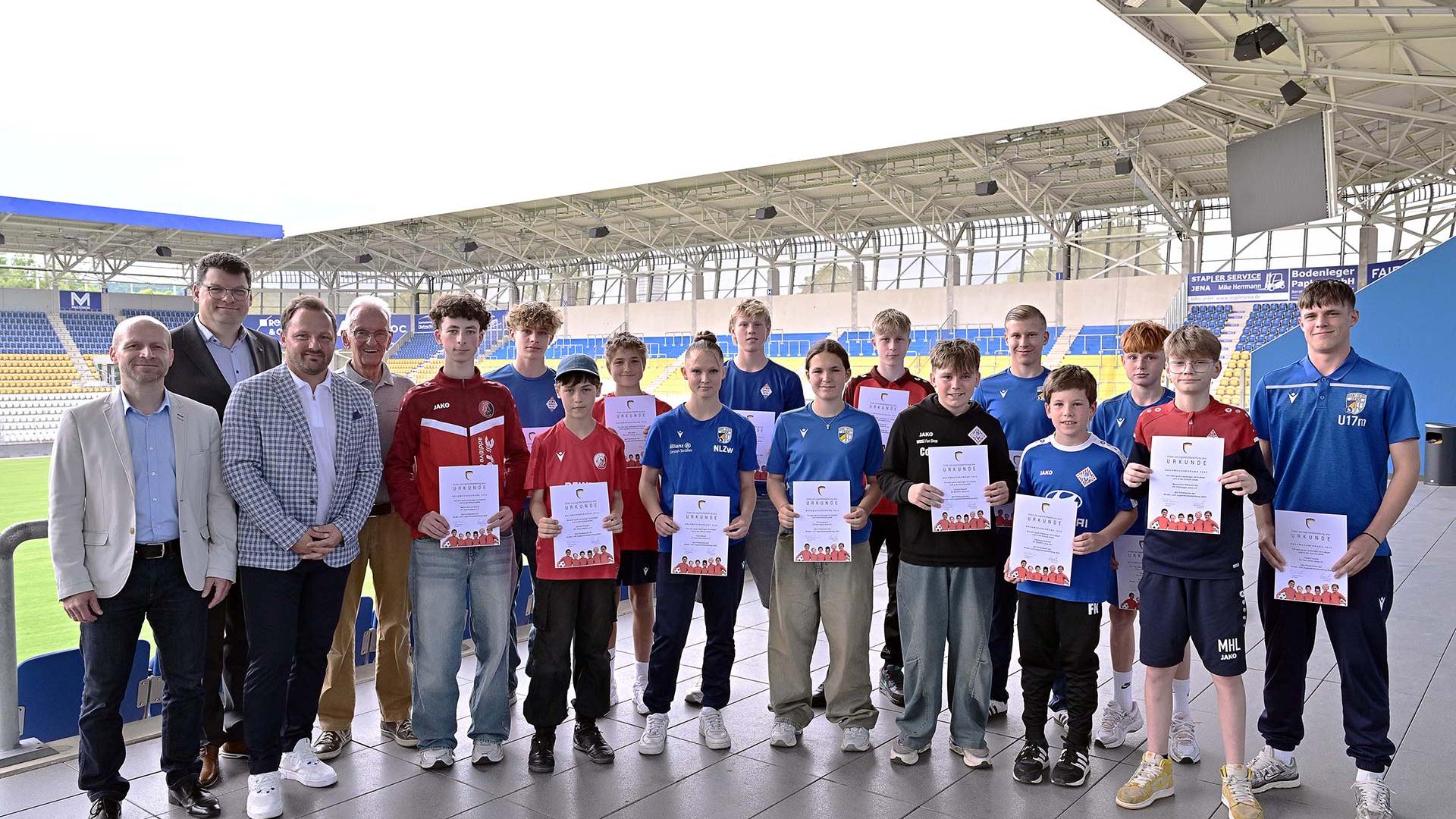 Die Kinder- und Jugendfußballstiftung vertreten durch Michael Stange, Falk Buchmann, Carsten Sträßer und Hartmut Beyer (v.l.) mit den geehrten Nachwuchs-Fußballerinnen und -Fußballern.