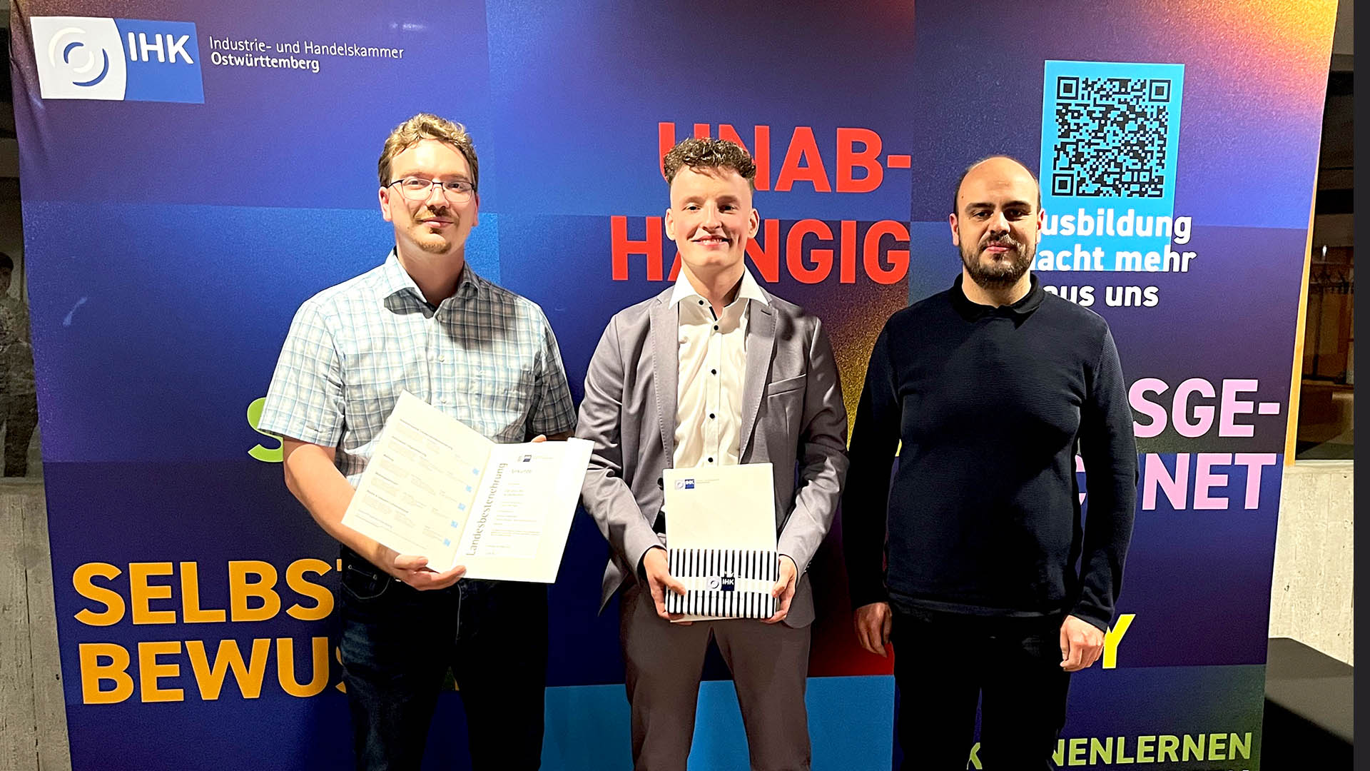 Der landesbeste Fachinformatiker für Systemintegration Luca Tom Rab nahm zusammen mit seinen Ausbildern Florian Windmüller (links) und Fabian Angstenberger (rechts) die Auszeichnung entgegen.