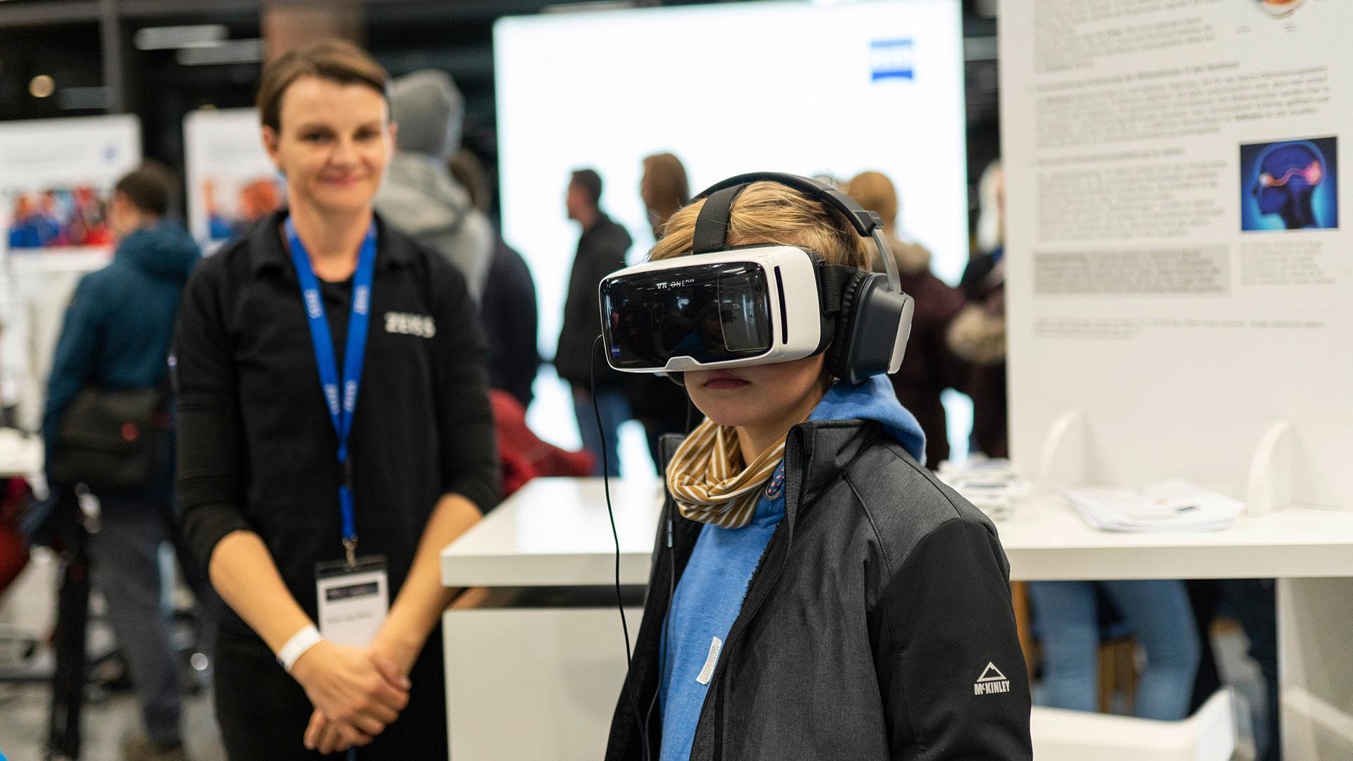 Was Künstliche Intelligenz, Augmented Reality und Algorithmen mit ZEISS zu tun haben, erfahren Sie bei der Langen Nacht der Wissenschaften in Jena. ZEISS beteiligt sich wieder in der Mensa des Studierendenwerks Thüringen an der Carl-Zeiss-Promenade 6.