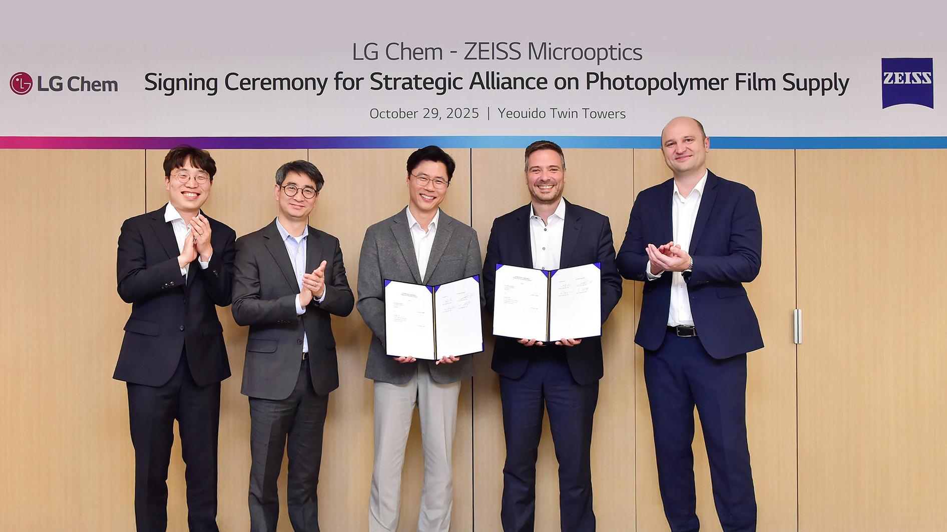In LG Chem's Yeouido Twin Towers stehen Ko Kyung-deok, Vice President and Head of Electronics Materials Business Unit bei LG Chem (dritter von links), Stephan Höfer, Senior Vice President and Head of Business Development and Marketing bei ZEISS Microoptics (vierter von links), sowie weitere Führungskräfte beider Unternehmen gemeinsam für ein Erinnerungsfoto nach der Unterzeichnung einer strategischen Partnerschaft.