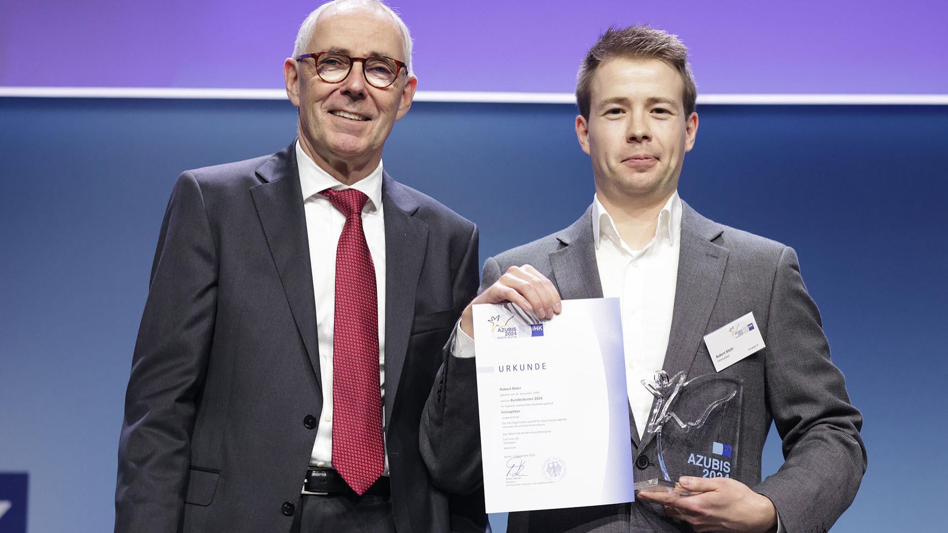 Links auf dem Foto ist Peter Adrian, Präsident der DIHK und rechts auf dem Foto ist Robert Mohr zu sehen