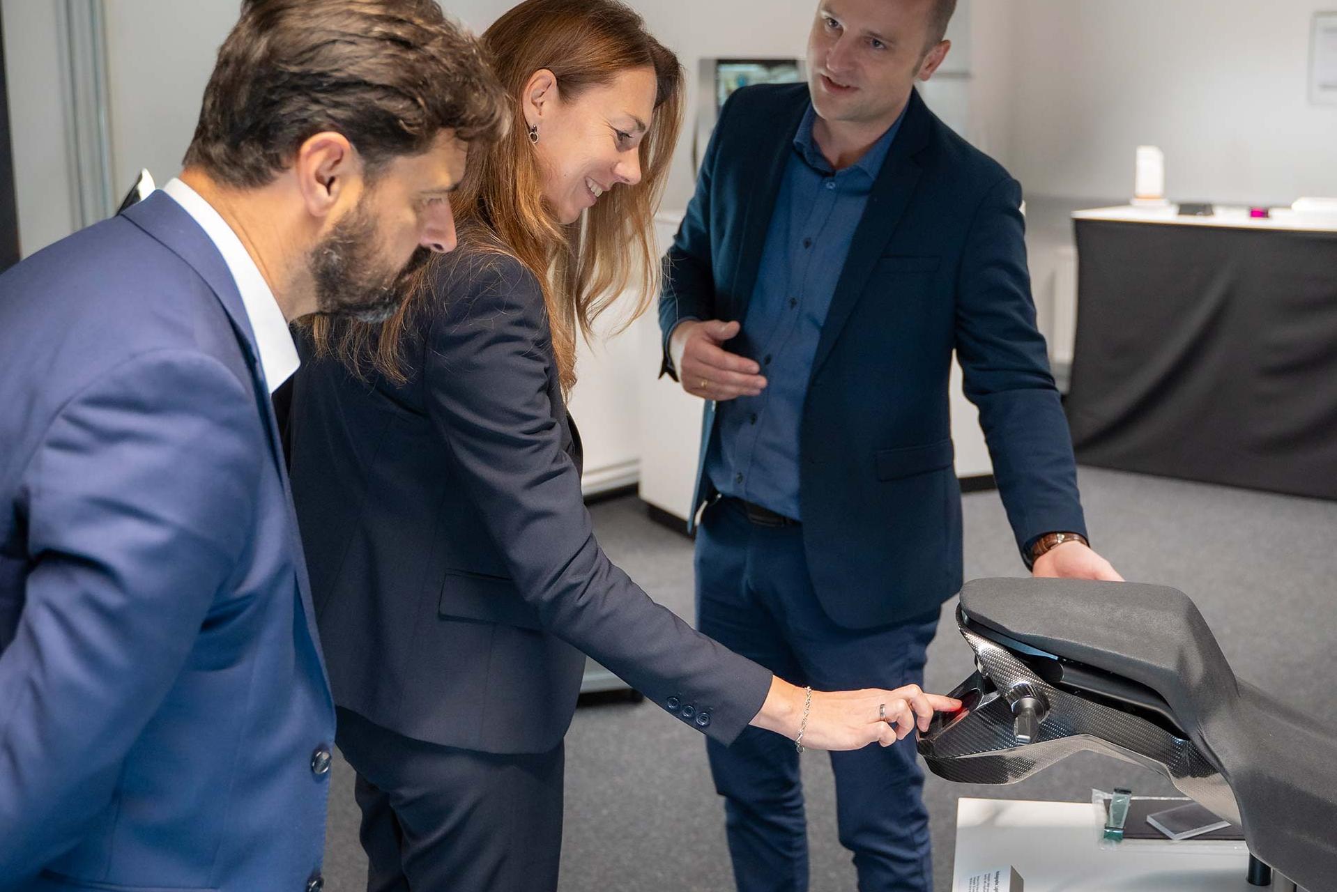 David Caro (Head of BU Automotive, tesa), Dr. Ingrid Sebald (Board Member Technology, tesa) und Dr. Viktor Schütz (Head of Partnership Management, ZEISS Microoptics) (v.l.), bei der Vorstellung einer holografischen Beleuchtungslösung für Motorräder.