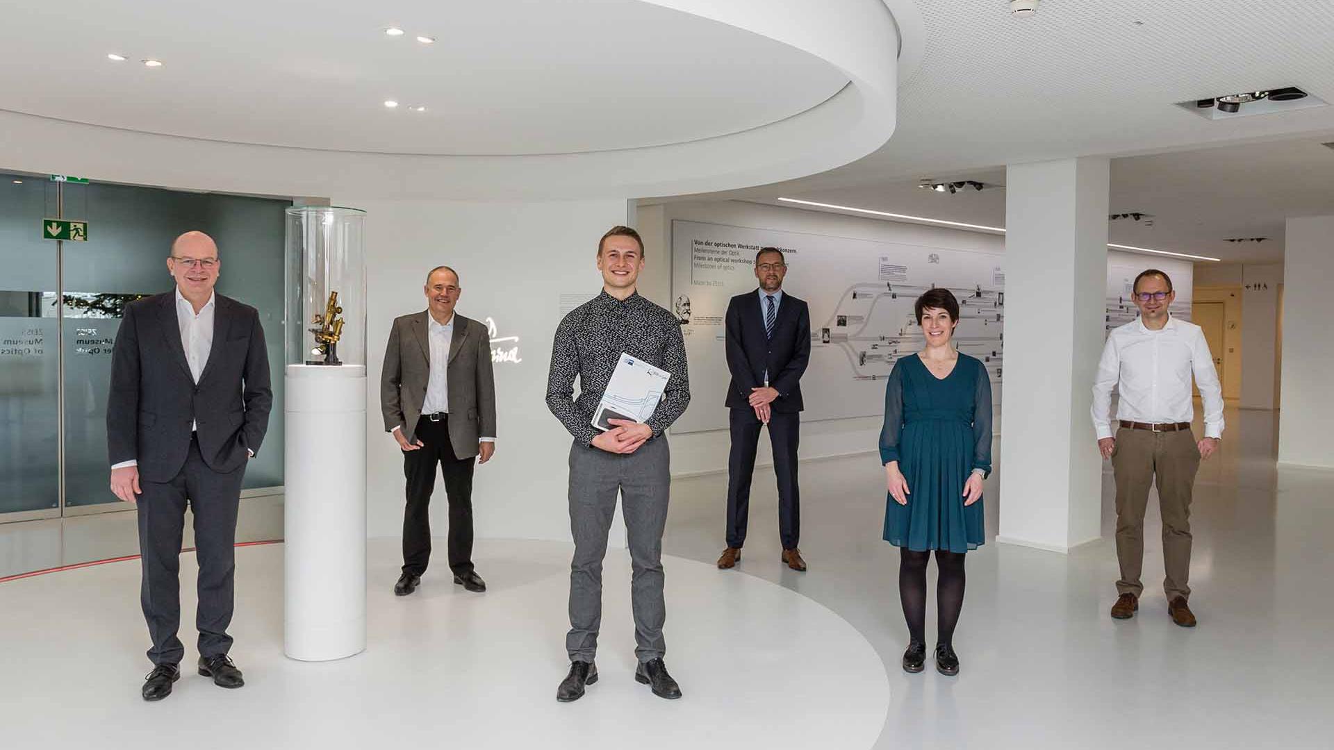 Dominik Elser (Mitte), wurde für seine Leistungen während der Ausbildung bei ZEISS in Oberkochen vom DIHK als „Bundesbester Feinoptiker“ ausgezeichnet. Auf dem Foto zu sehen (von links): Dr. Matthias Metz, Mitglied des Vorstands der ZEISS Gruppe; Udo Schlickenrieder, Leiter der ZEISS Berufsausbildung; Dominik Elser; Thorsten Drescher, stellvertretender Hauptgeschäftsführer der Industrie- und Handelskammer Ostwürttemberg; Nora Schneider, Leiterin Talent Attraction & Workforce Management bei ZEISS; Roman Janzen, Teamleiter Technische Ausbildung bei ZEISS.