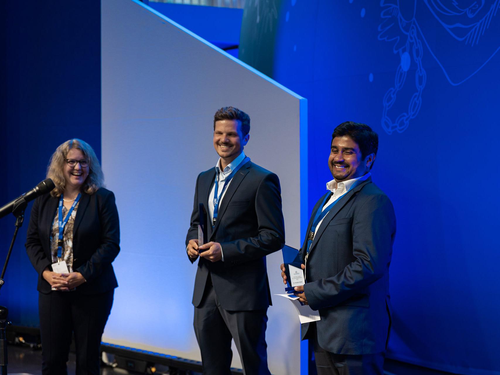 Prof. Dr. Christine Silberhorn (Universität Paderborn) und Carl Zeiss Award for Young Researchers Gewinner Dr. Simon Baier und Dr. Arindam Ghosh ( Dr. Dasha Nelidova konnte den Preis nicht persönlich entgegennehmen).