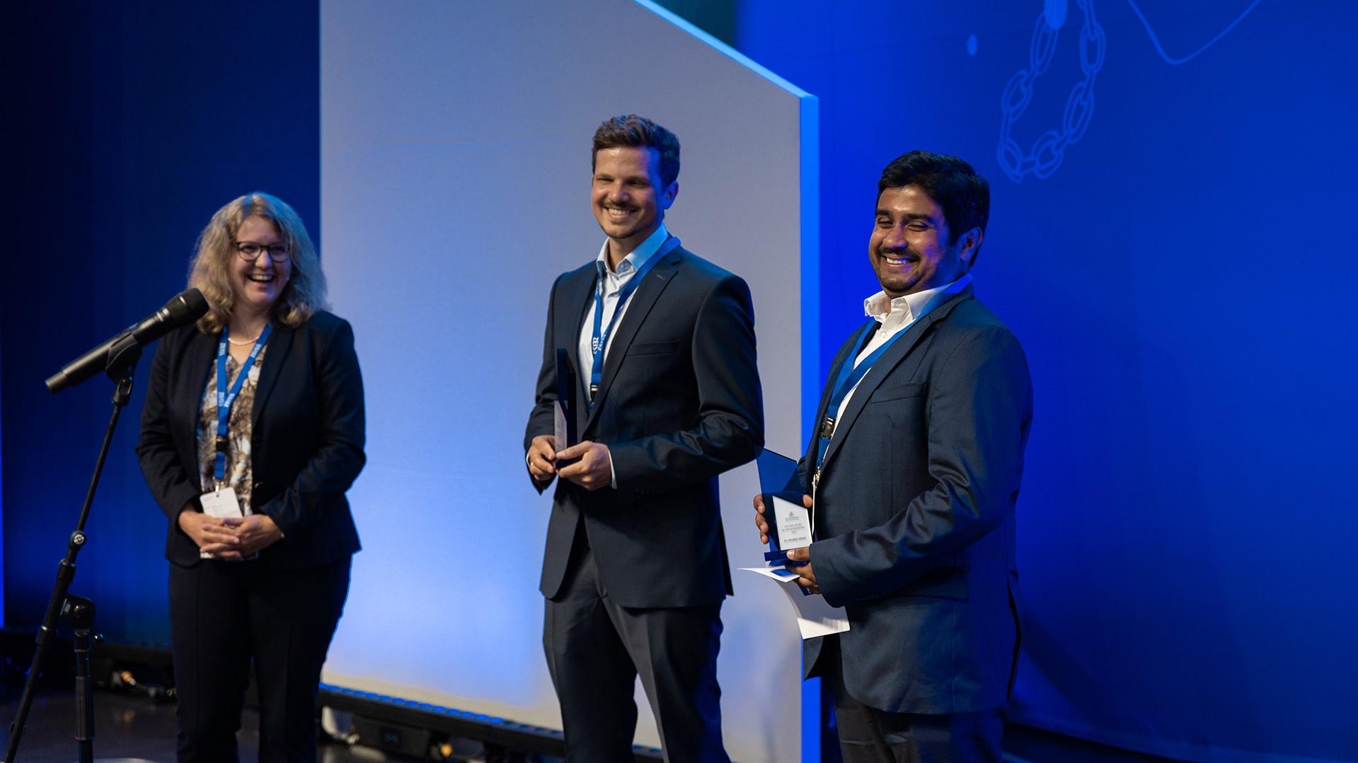 Prof. Dr. Christine Silberhorn (Universität Paderborn) und Carl Zeiss Award for Young Researchers Gewinner Dr. Simon Baier und Dr. Arindam Ghosh ( Dr. Dasha Nelidova konnte den Preis nicht persönlich entgegennehmen).