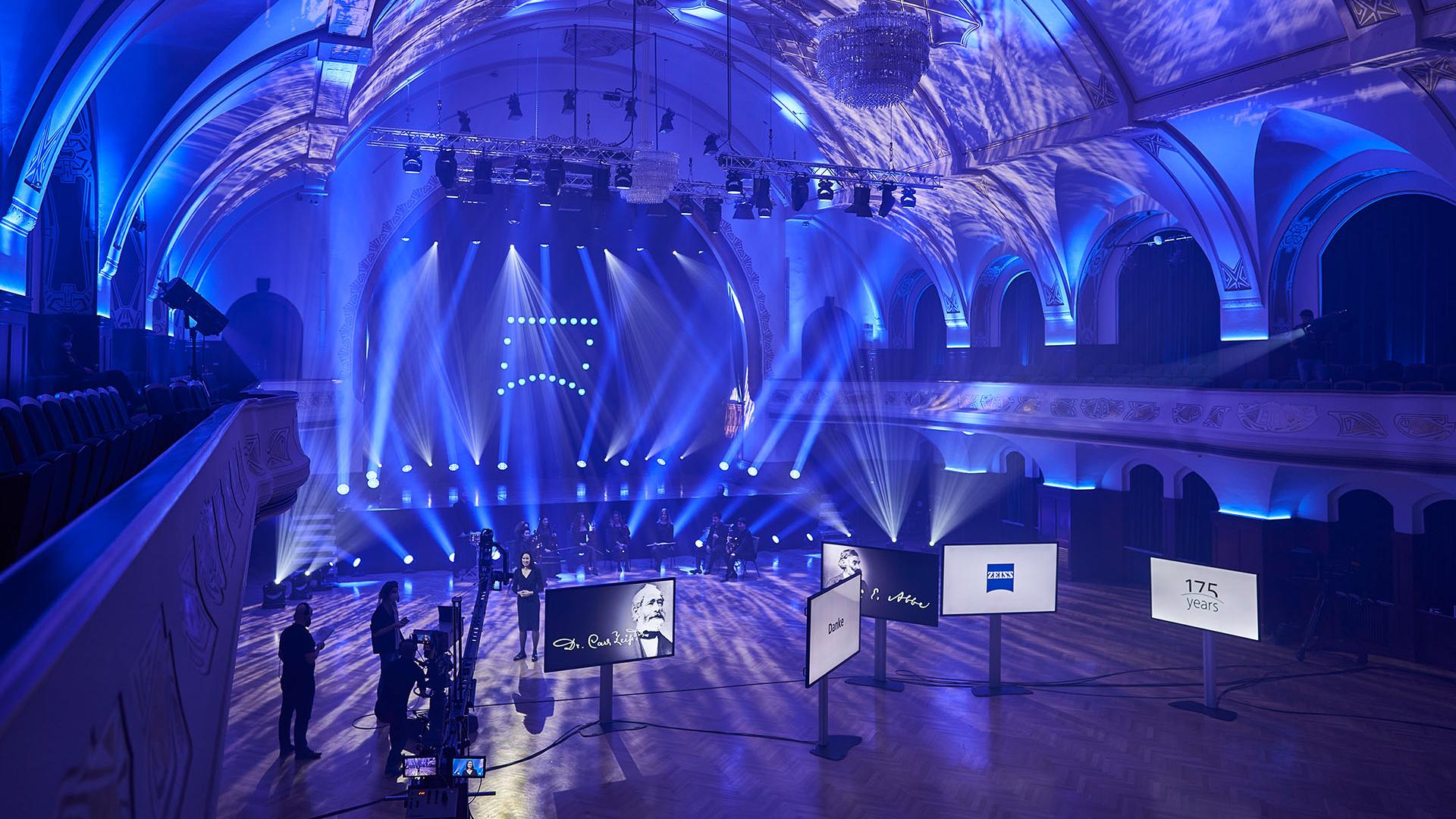 ZEISS Mitarbeiterin Nicole Fröger, die den Festakt anlässlich des 175. Jubiläums von ZEISS im Jenaer Volkshaus moderierte.