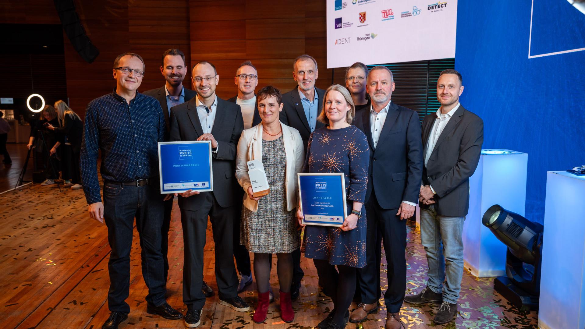 Das Team der Carl Zeiss Microscopy GmbH bei der Preisverleihung. Von links nach rechts zu sehen sind: Volodymyr Kudryavtsev, Thorsten Lenser, Jörg Ritter, Thomas Egloff, Julia König, Bernhard Zimmermann, Annette Bergter, Wiebke Hilbert, Tiemo Anhut und Toni Feuchert.
