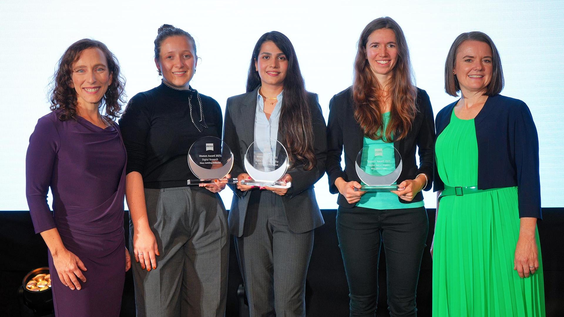 Zeiss Woman Award - Gruppenbild, v. l.: Schirmherrin des 15. ZEISS Women Award Dr. Suzanna Randall, die Gewinnerinnen Mara Schilling-Wilhelmi, Dr. Fatemeh Farokhmanesh und Nina Wiedemann sowie von ZEISS Dr. Bettina Friedl.