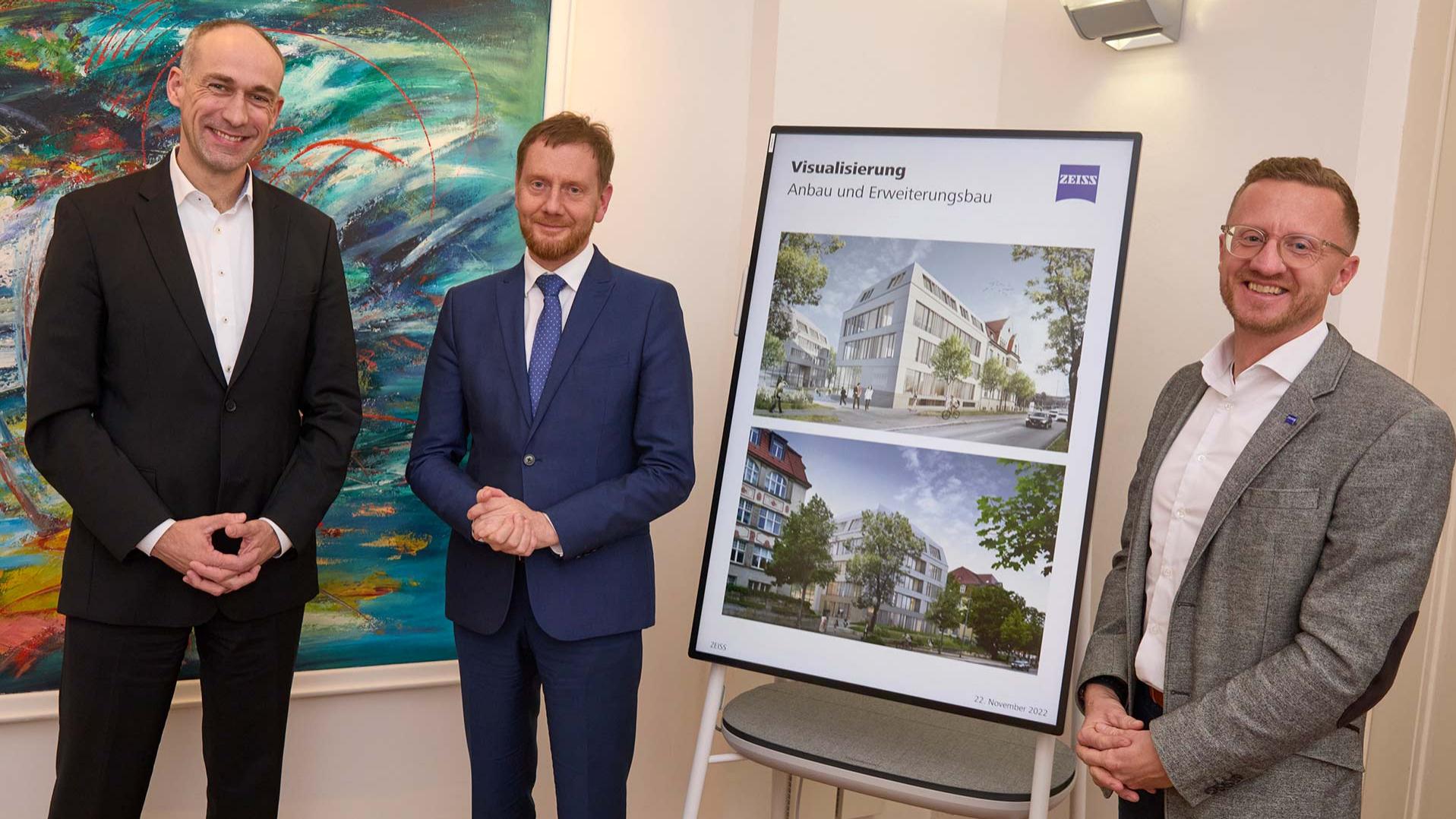 Sachsens Ministerpräsident Michael Kretschmer informierte sich über die Neubaupläne (Rendering: IPROconsult) bei der ZEISS Digital Innovation in Dresden (v.l: Matthias Gohl, Michael Kretschmer, Alfred Mönch).