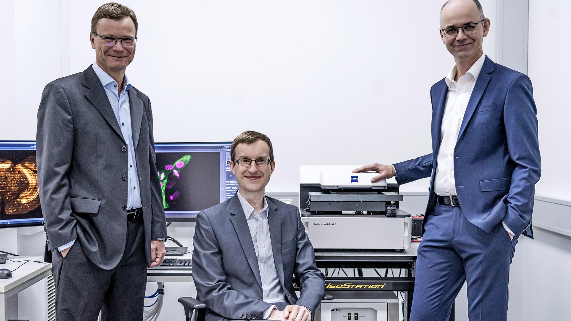 Mit ihrem Projekt „ZEISS Lattice Lightsheet 7“ nominiert für den Deutschen Zukunftspreis 2022 (v.l.): Ralf Wolleschensky, Dr. Jörg Siebenmorgen und Dr. Thomas Kalkbrenner. Foto: © Deutscher Zukunftspreis / Ansgar Pudenz