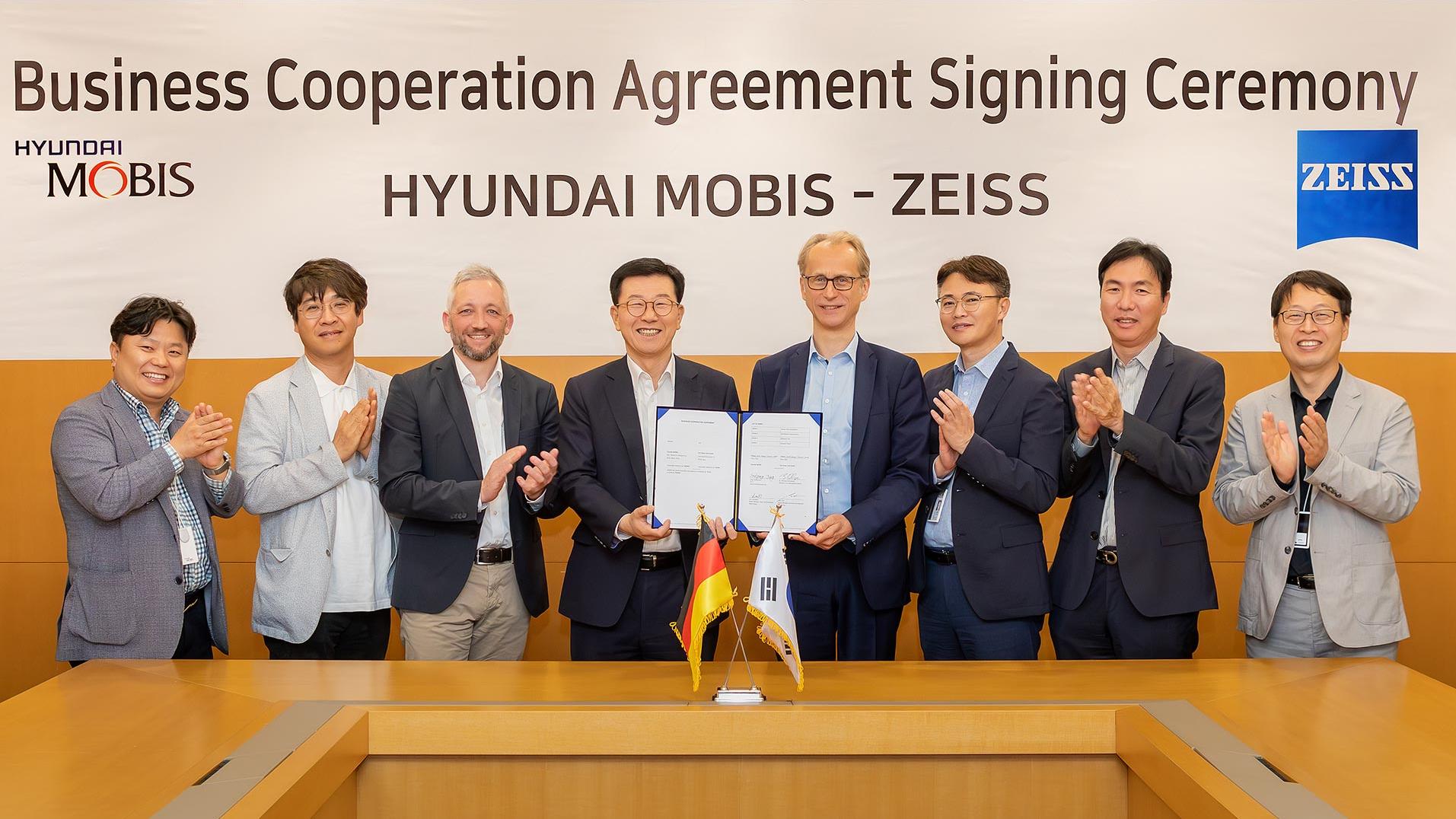 Dr. Bernhard Ohnesorge, Mitglied der Geschäftsleitung der Shared Production Unit bei ZEISS (fünfter von links) und Jung Soo-kyung, Executive Vice President und Leiter der Automotive Electronics Business Unit bei Hyundai Mobis (vierter von links), mit anderen Unternehmensvertretern bei der Unterzeichnung.