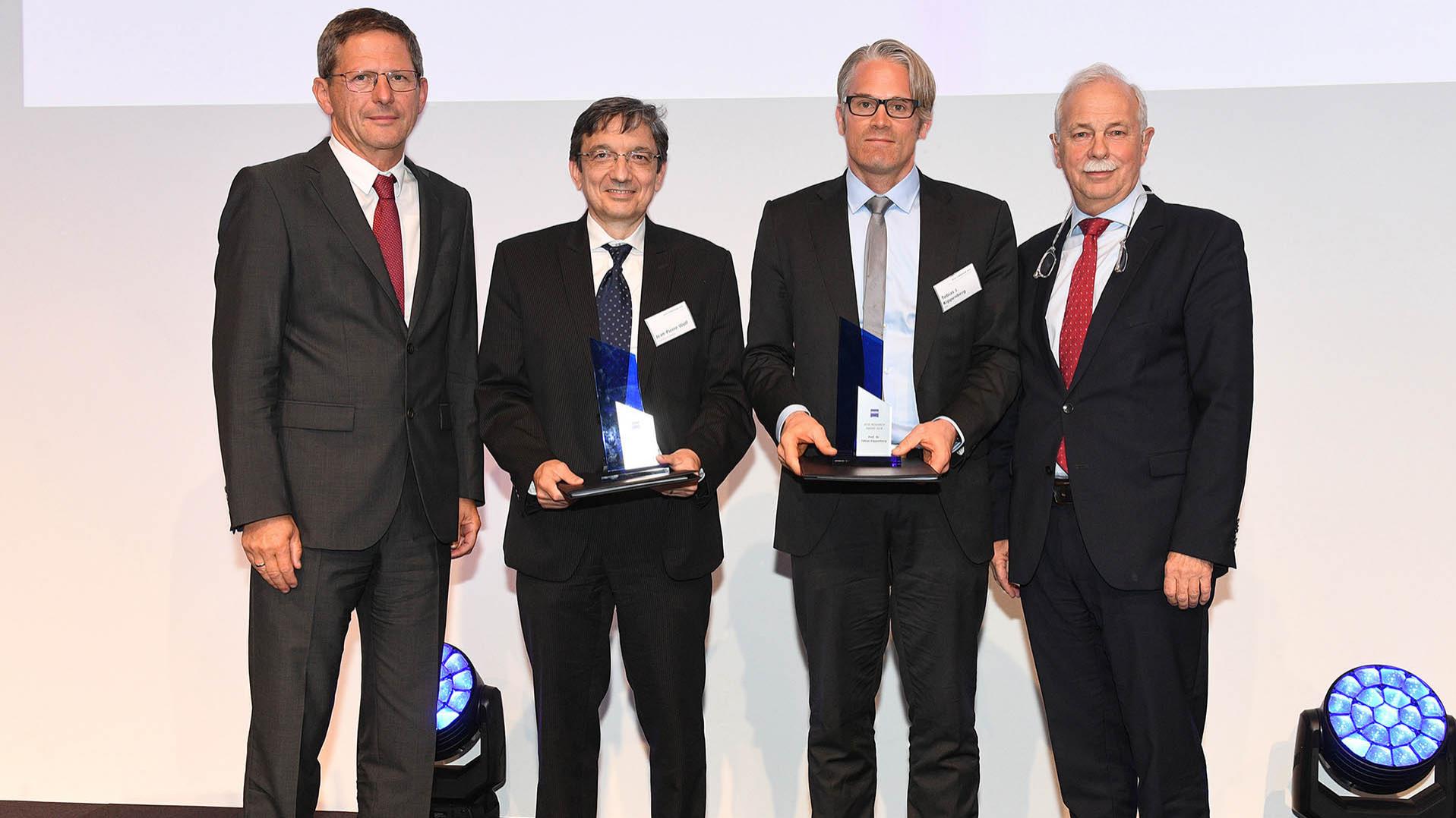 Die Preisträger des renommierten ZEISS Research Awards: Prof. Dr. Jean Pierre Wolf (Institut für Biophotonics der Universität Genf) und Prof. Dr. Tobias Kippenberg (Laboratory of Photonics and Quantum Measurements der Eidgenössischen Technischen Hochschule Lausanne - EPFL; 2. u. 3. v. li). Dr. Michael Kaschke, Vorstandsvorsitzender von ZEISS (li), und Laudator Dr. Jürgen Mlynek, Professor an der Humboldt-Universität zu Berlin und früherer Präsident der Helmholtz-Gemeinschaft ehrten die Preisträger.