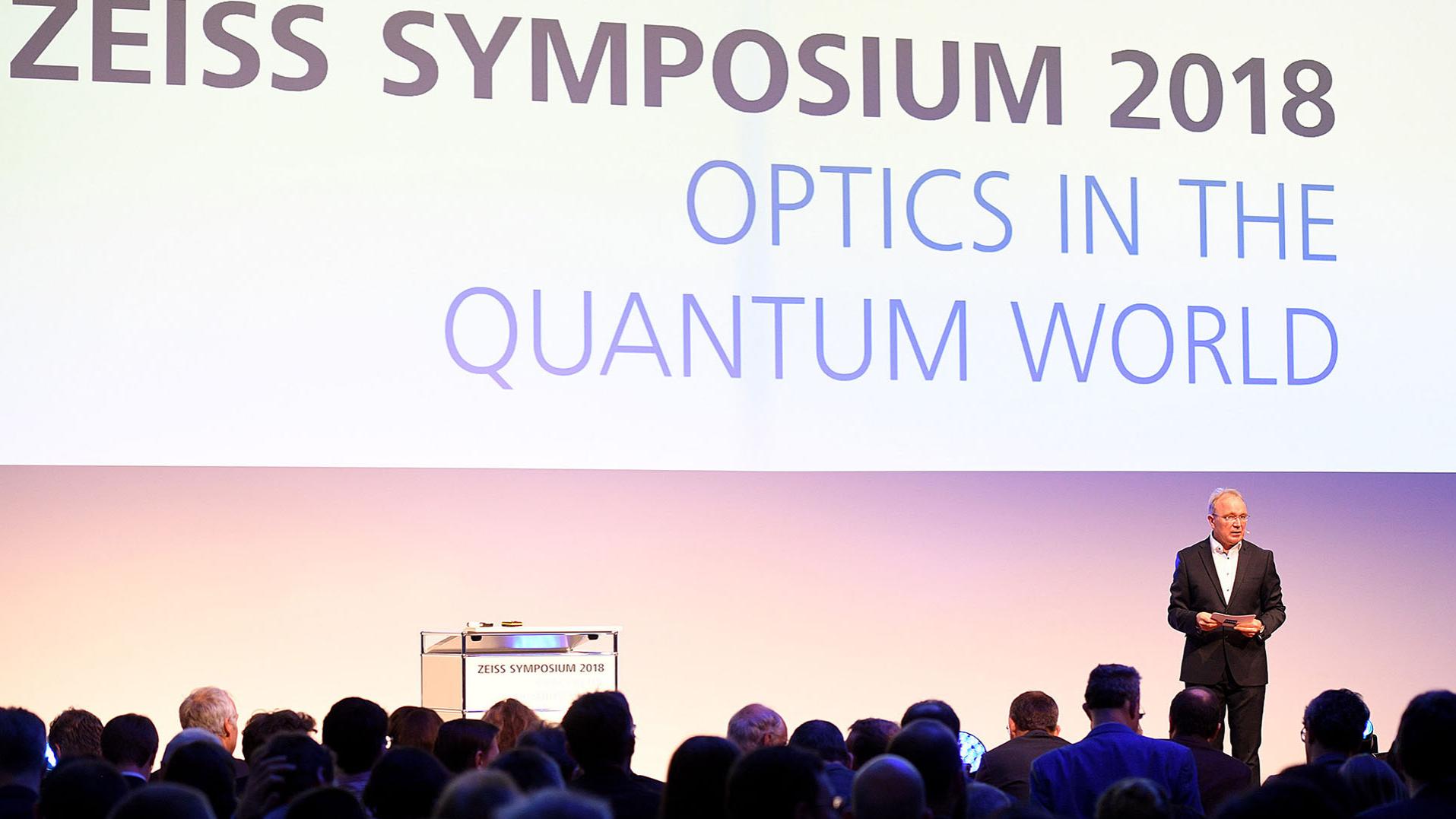Rund 300 internationale Experten aus Wissenschaft und Industrie sind beim ZEISS Symposium „Optics in the Quantum World“ in Oberkochen zusammengekommen, um über Trends und neue Wissenschaftserkenntnisse im Bereich der Quantentechnologien zu sprechen.