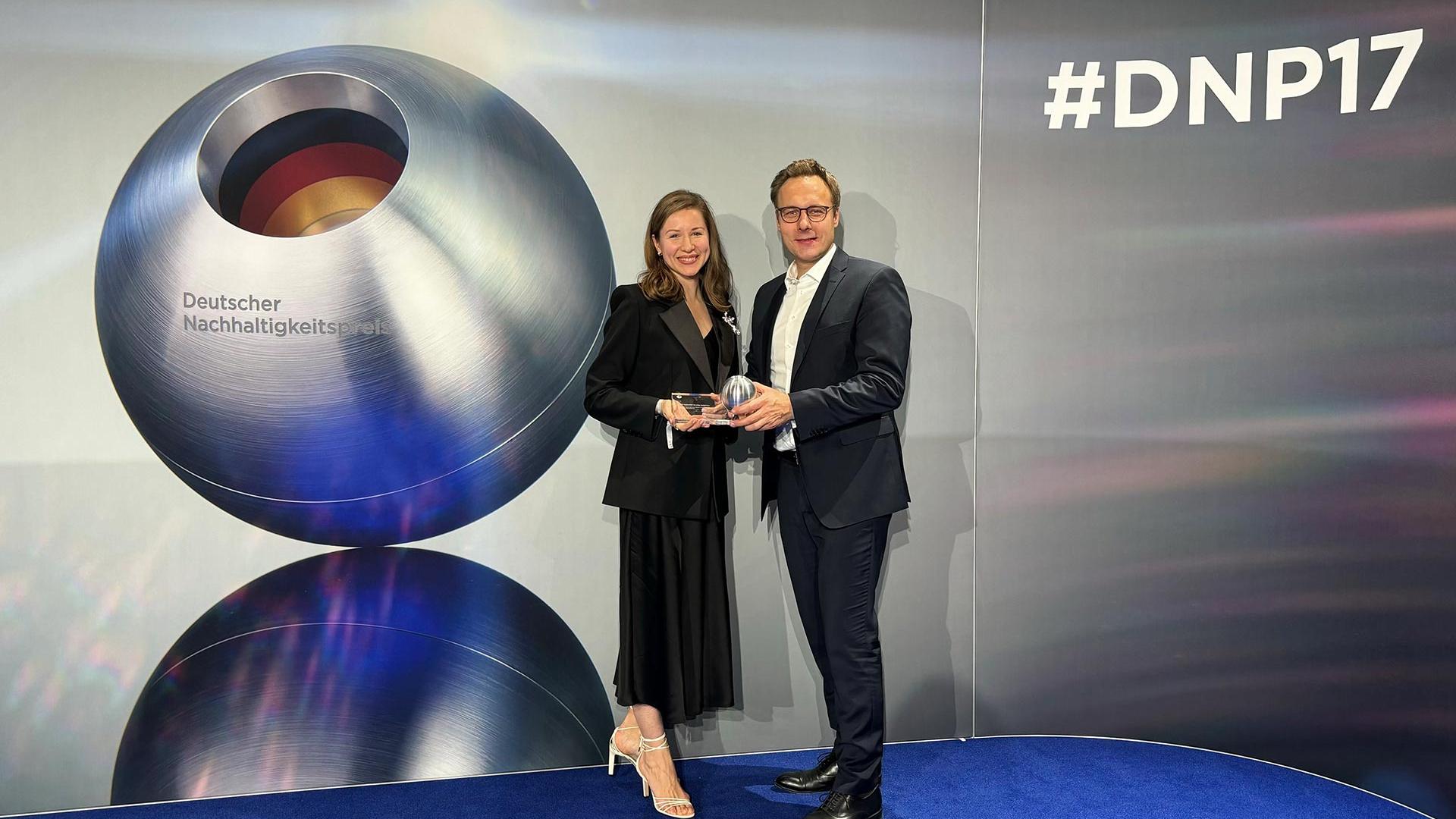 Dr. Stefan Wamsler und Elina Iamsia von ZEISS bei der Preisverleihung des Deutschen Nachhaltigkeitspreises 2024