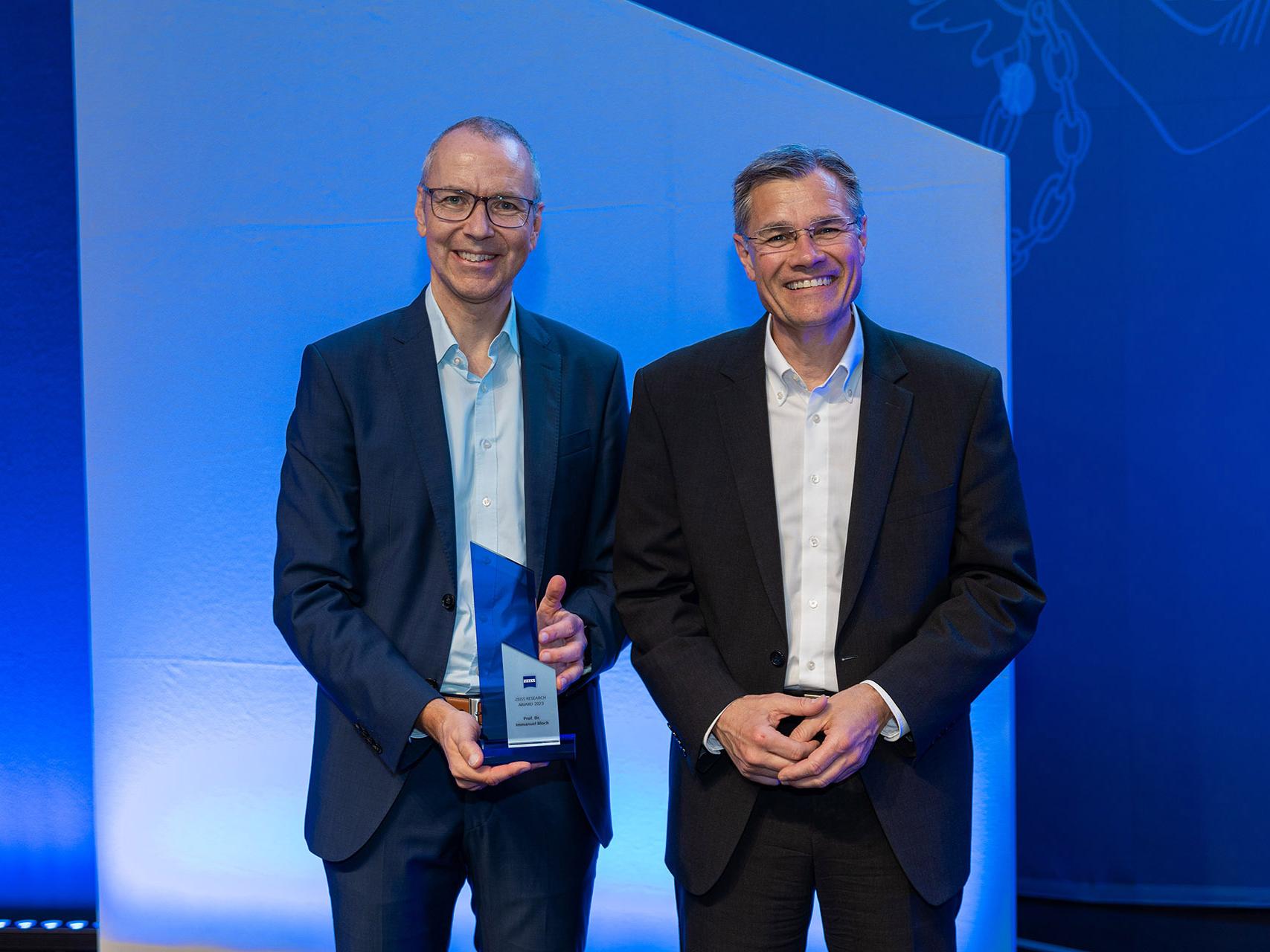 Prof. Dr. Immanuel Bloch, Gewinner des diesjährigen ZEISS Research Award und Dr. Karl Lamprecht, ZEISS Vorstandsvorsitzender.