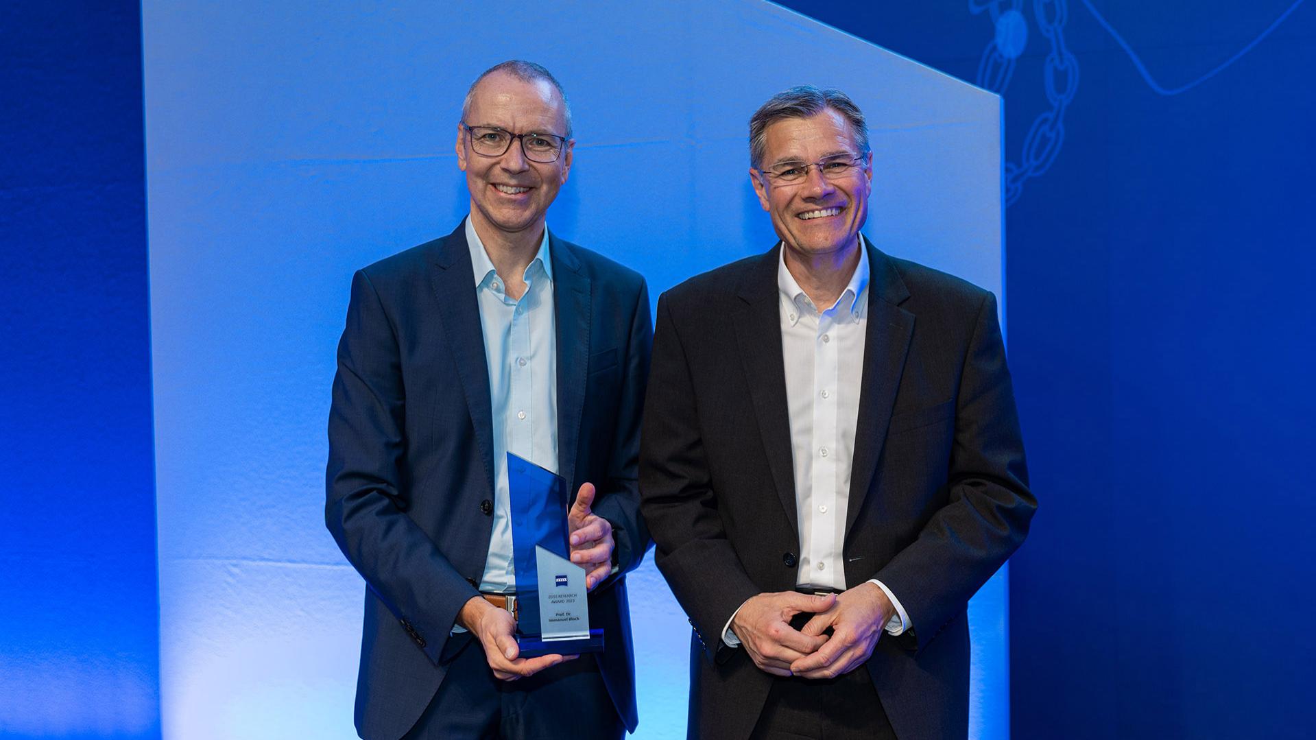 Prof. Dr. Immanuel Bloch, Gewinner des diesjährigen ZEISS Research Award und Dr. Karl Lamprecht, ZEISS Vorstandsvorsitzender.