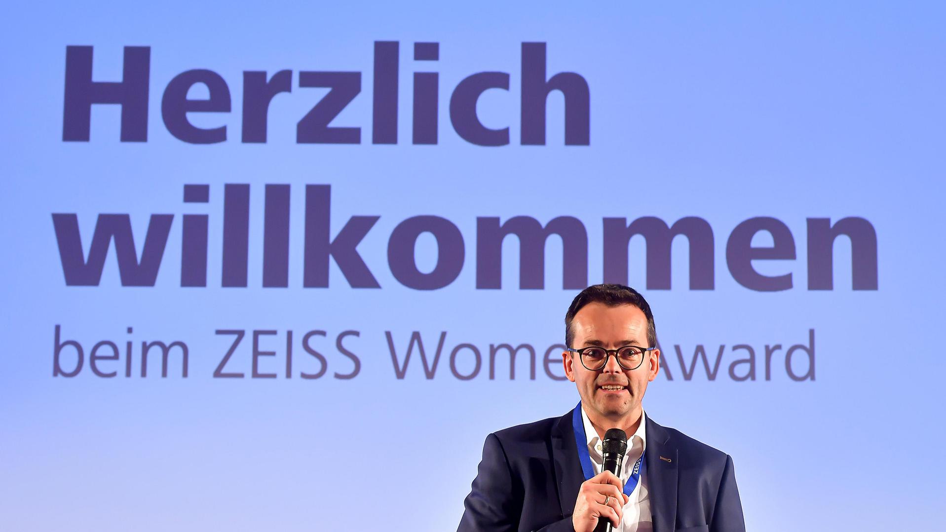 „Der ZEISS Women Award ist eine wichtige Plattform, der den Blick auf talentierte Informatikerinnen richtet - und auf diese Weise Vorbilder für den Nachwuchs schafft“, so Georg von Erffa, Leiter Corporate Human Resources bei ZEISS.