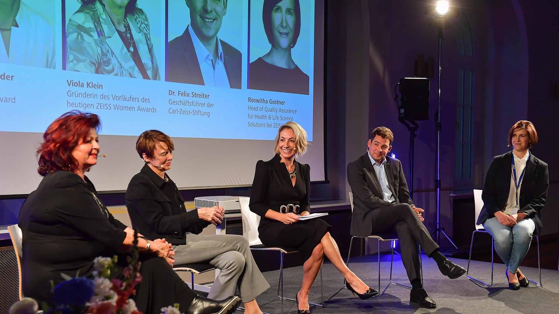 Schirmherrin des Women Award ist Elke Büdenbender, Ehepartnerin des Bundespräsidenten Frank-Walter Steinmeier (vlnr: Viola Klein, Elke Büdenbender, Inkeri Klomsdorf, Dr. Felix Streiter, Roswitha Gostner).