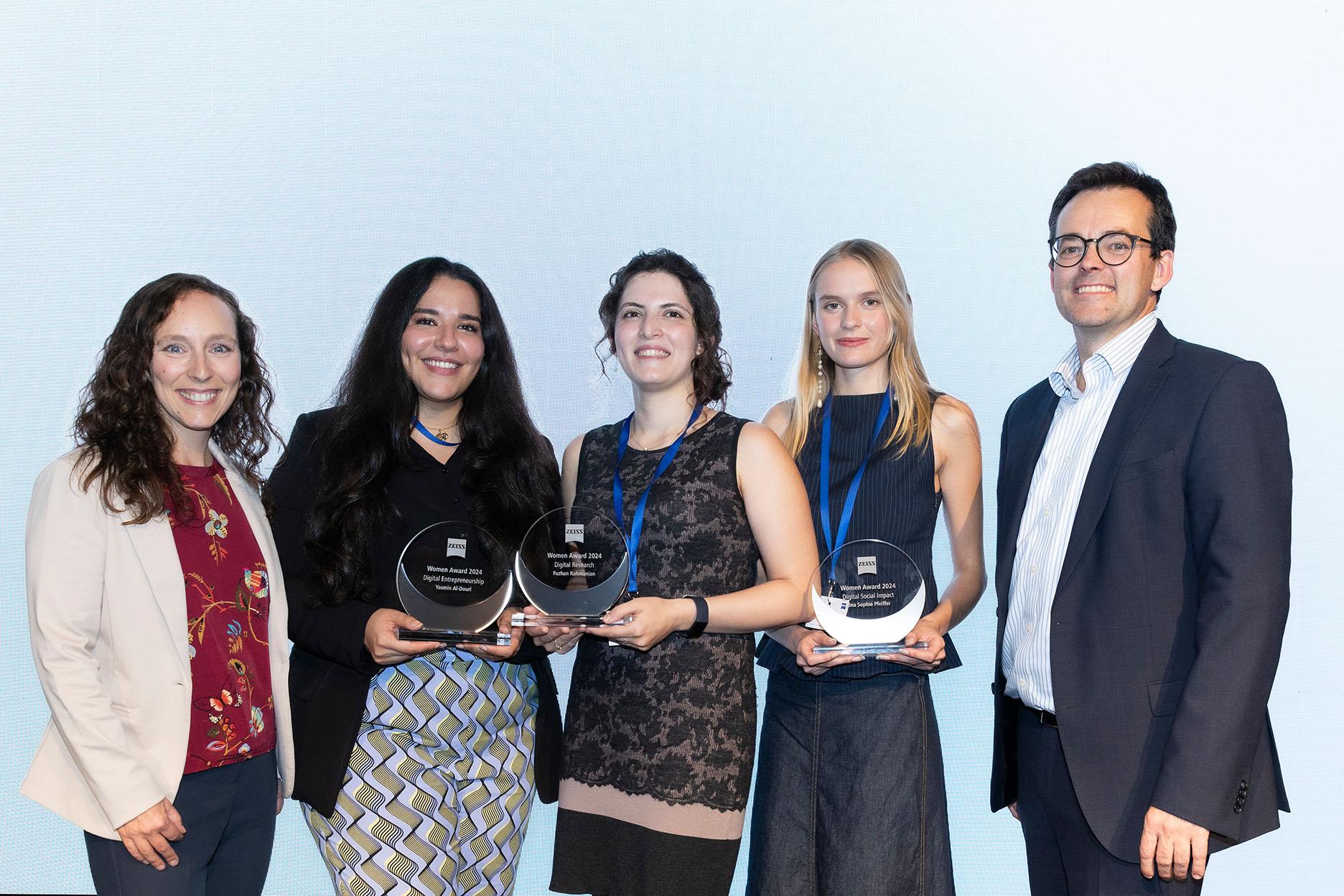 Die Preisträgerinnen des 14. ZEISS Women Award Yasmin Al-Douri Fuzhan, Rahmanian und Lina Sophie Pfeiffer mit Georg von Erffa, Leiter Corporate Human Resources, und der Schirmherrin Astrophysikerin Dr. Suzanna Randall.