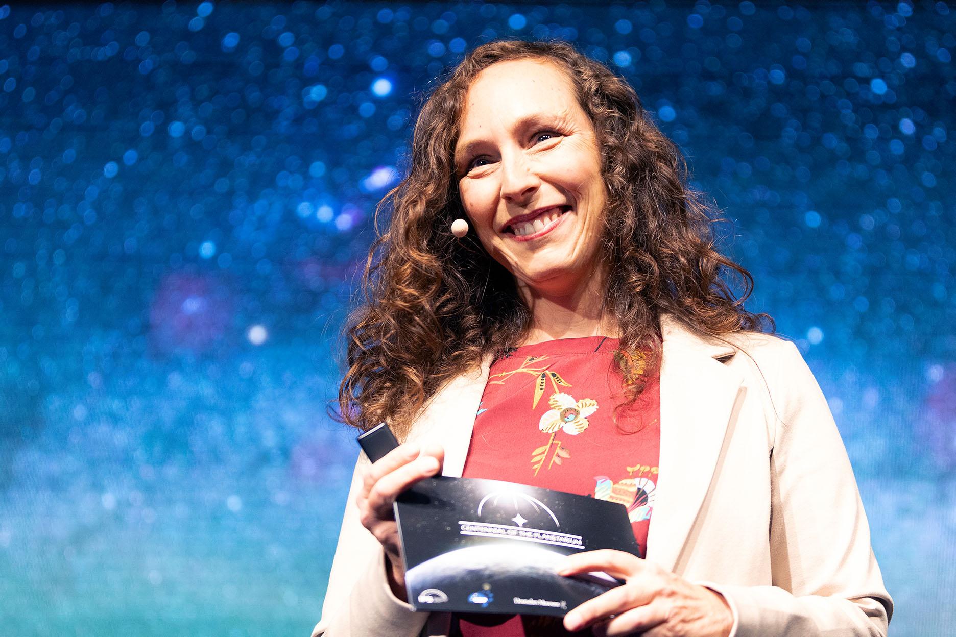 Die Schirmherrschaft für den diesjährigen ZEISS Women Award übernahm erstmals die Astrophysikerin, Autorin und Astronautin-Anwärterin Dr. Suzanna Randall: „Wir müssen Mädchen und Frauen zeigen, dass ihnen in Wissenschaft und Forschung keine Grenzen gesetzt sind. Sie können Großartiges leisten – ob auf der Erde oder im Weltraum.“