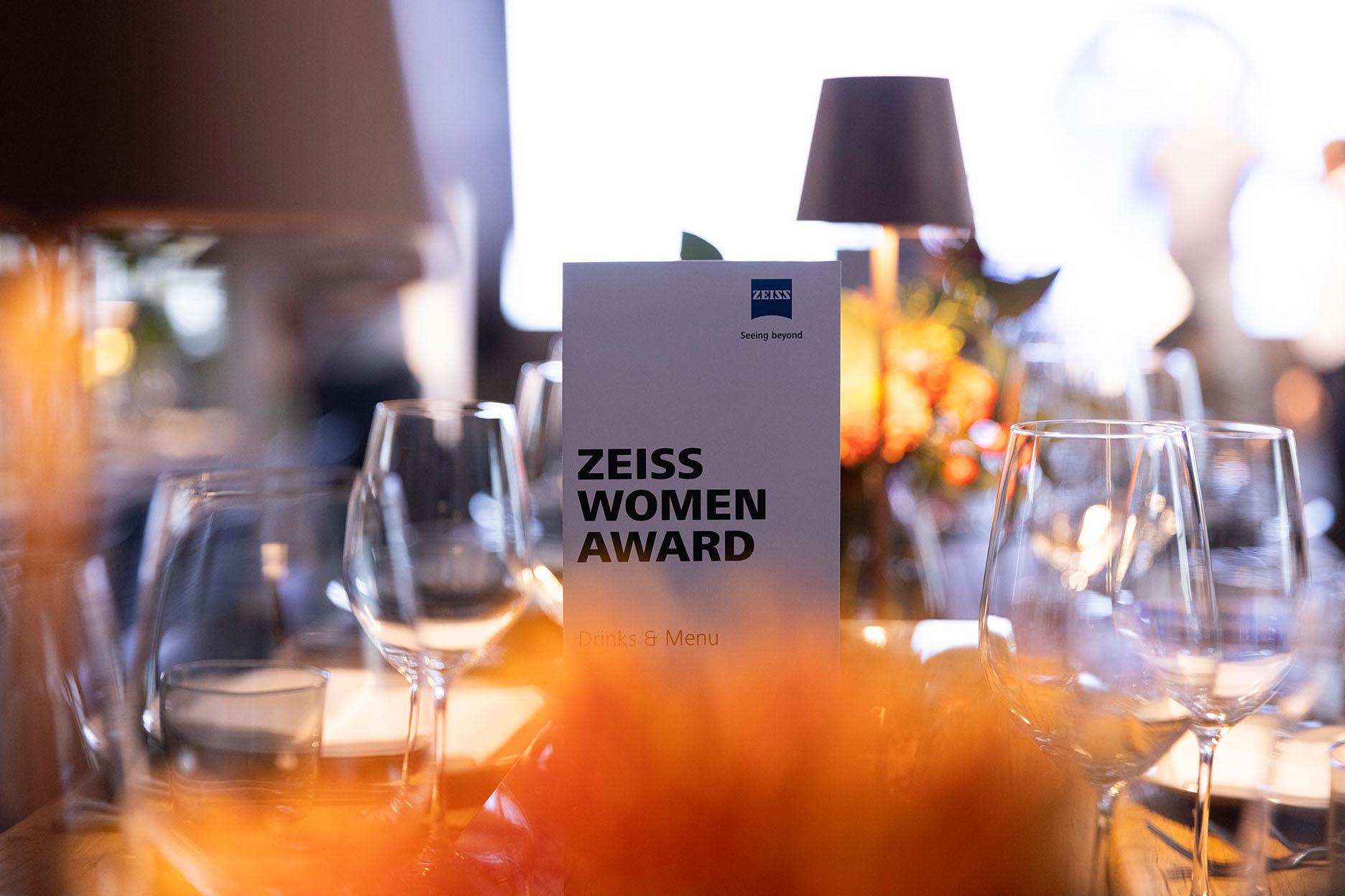 Drei Frauen wurden für ihre Weitsicht, ihre Vision und ihren Mut mit dem ZEISS Women Award 2024 in München ausgezeichnet.