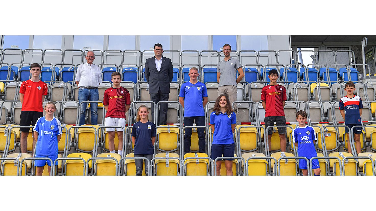 Hartmut Beyer, Falk Buchmann und Jörg Triller (hintere Reihe v.l.) von der Kinder- und Jugendfußballstiftung Jena mit den geehrten  Nachwuchsfußballern.