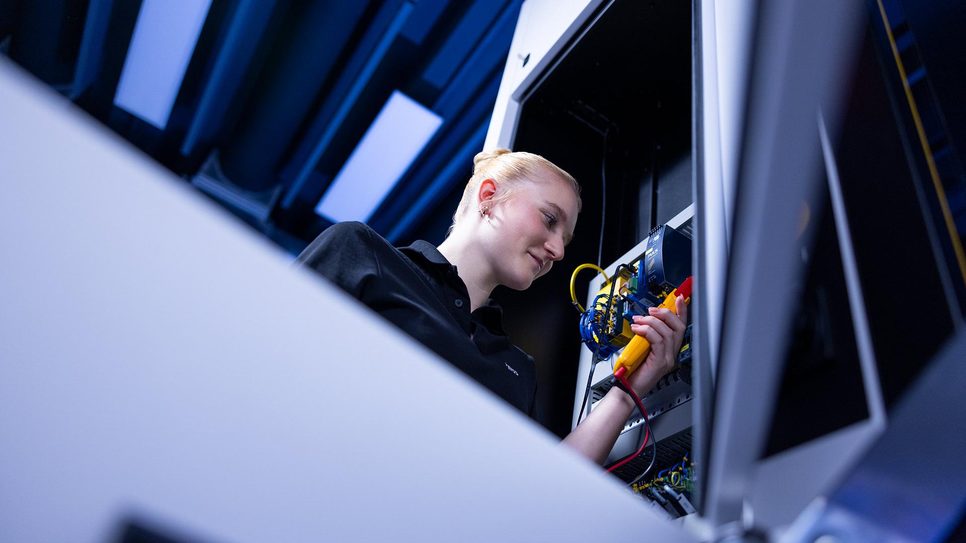 Alina Kunth macht eine Ausbildung zur Fachkraft für Mechatronik und möchte zeigen, dass Frauen auch in technischen Berufen erfolgreich sind.