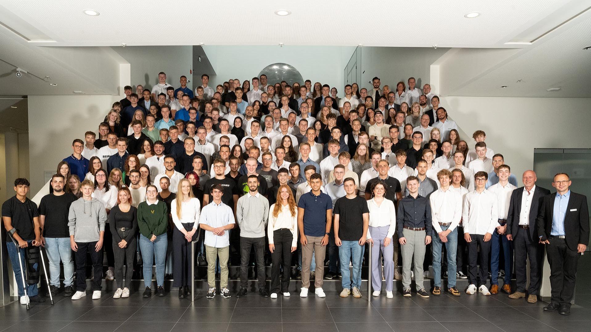 Die feierliche Begrüßung zum ZEISS Ausbildungsstart 2022 fand am 13. September auf dem ZEISS Gelände in Oberkochen statt. In den nächsten dreieinhalb Jahren werden hier 22 junge Frauen und 74 junge Männer in verschiedenen Berufen ausgebildet.