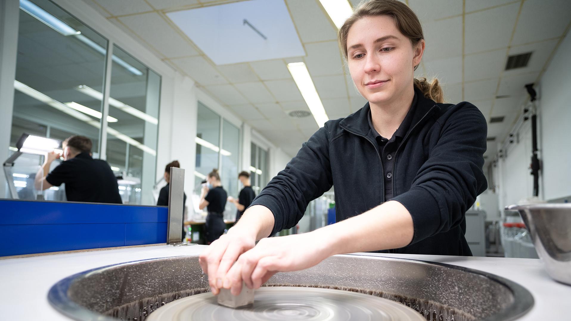 Laura Bretschneider startete im September ihre Ausbildung zur Feinoptikerin.