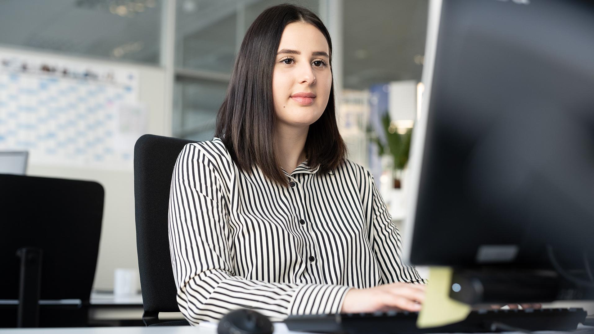 Luna Sestic macht bei ZEISS eine Ausbildung zur Kauffrau für Digitalisierungsmanagement.