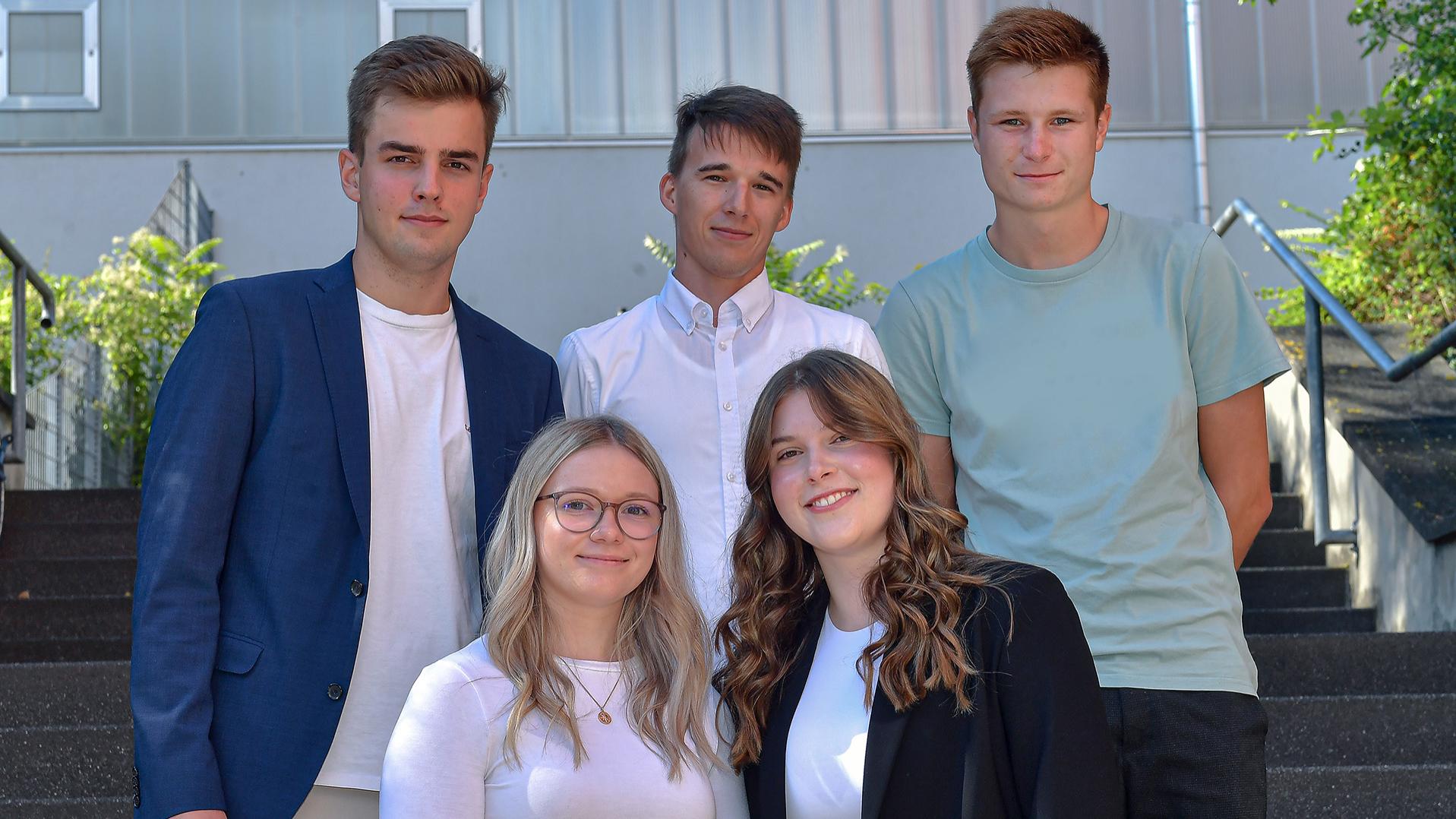 Fünf duale Studierende starten ihr dreijähriges Studium bei ZEISS in Jena.
